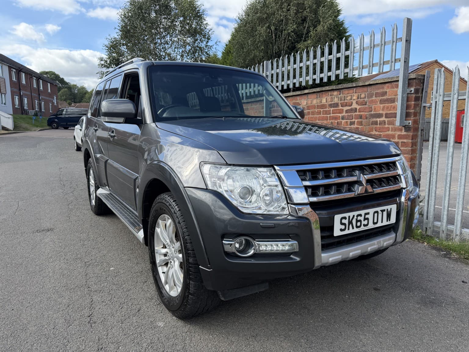 Mitsubishi Shogun - image 1 of 19
