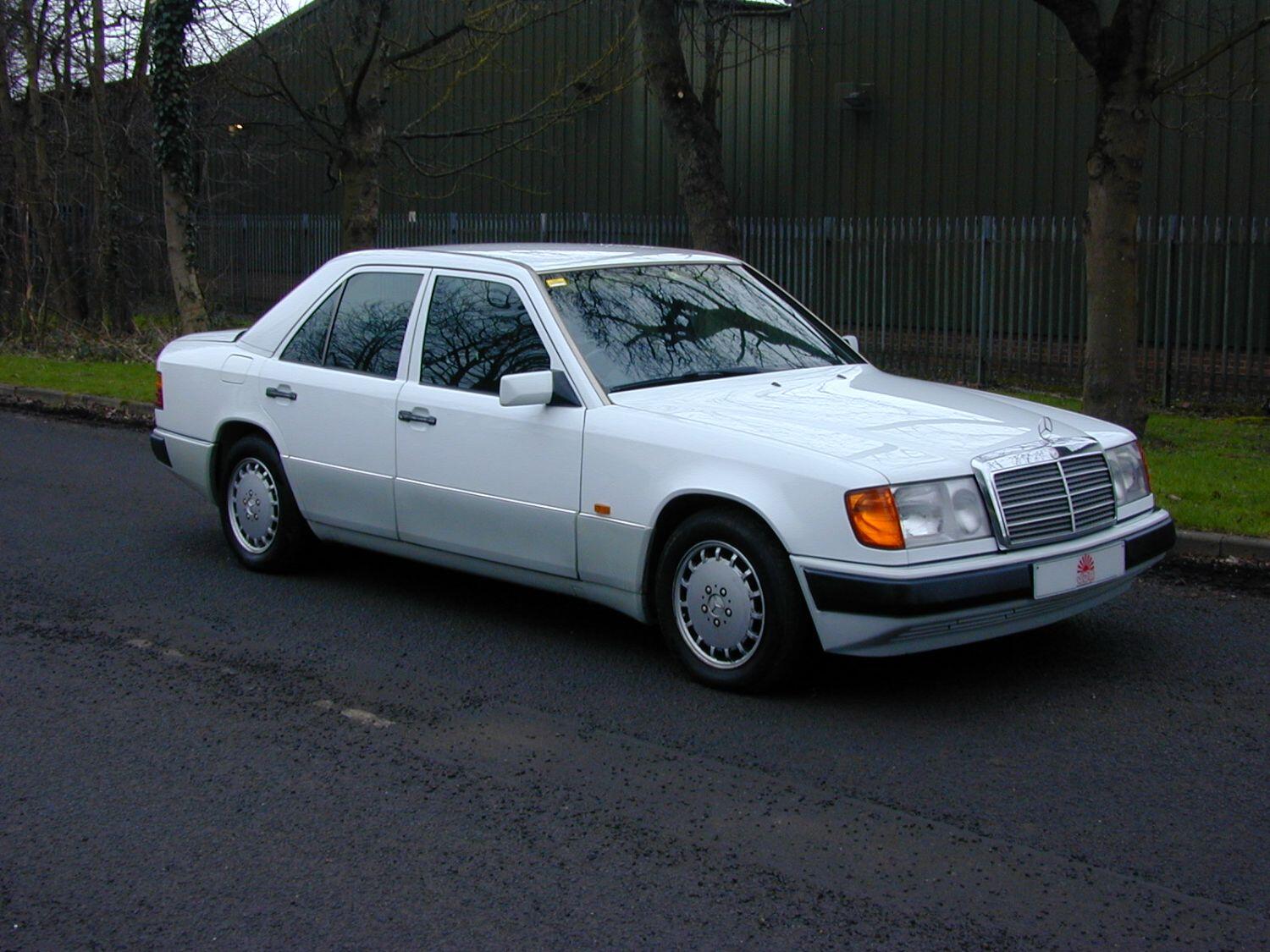 Mercedes-Benz 260 - image 1 of 92