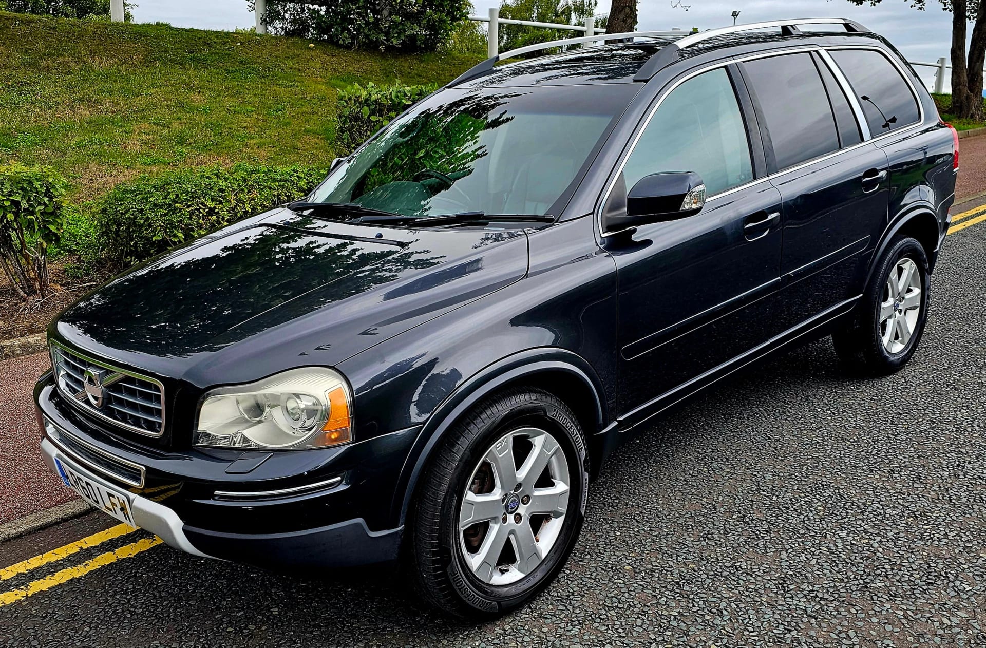 2010 Volvo XC90 2.4 D5 SE Lux SUV 5dr Diesel Geartronic in grey — photo 1 of 35