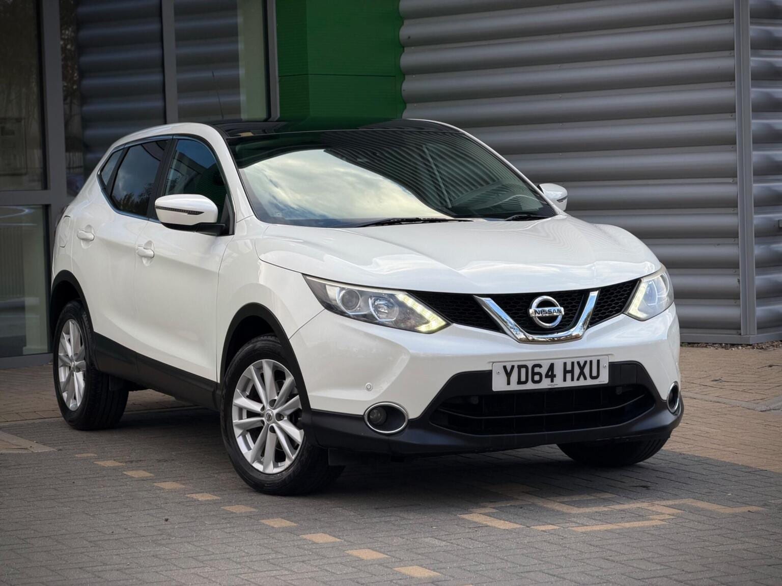 2014 Nissan Qashqai 1.2 DIG-T Acenta Premium 2WD Euro 5 in white — photo 1 of 52