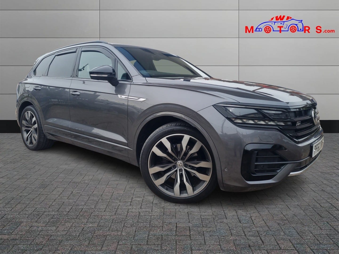 Volkswagen Touareg - image 1 of 33