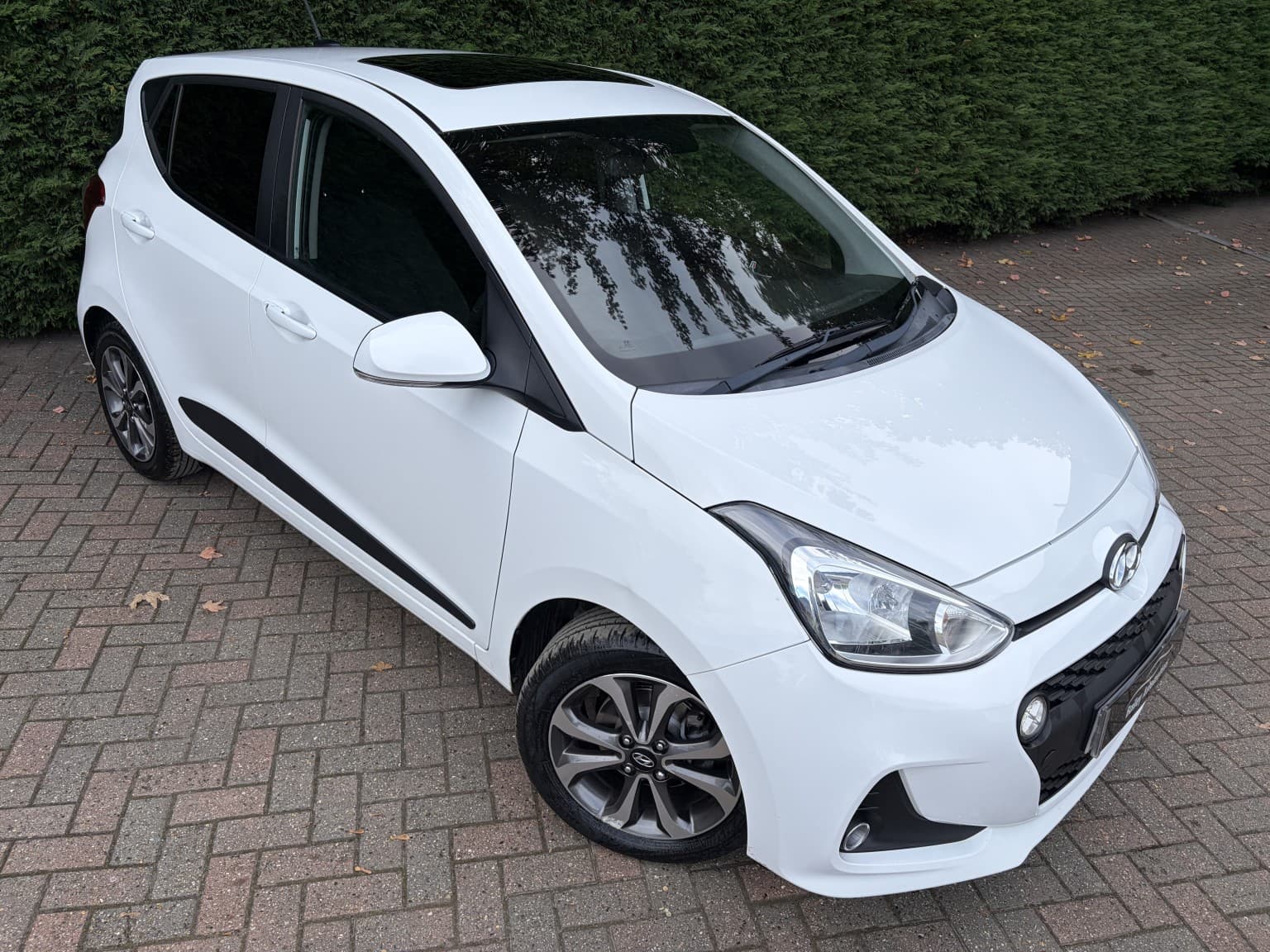 Hyundai i10 - image 1 of 41
