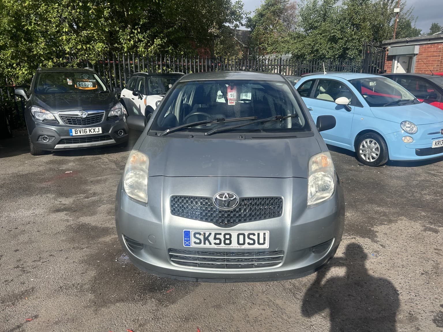 Toyota Yaris - image 1 of 42