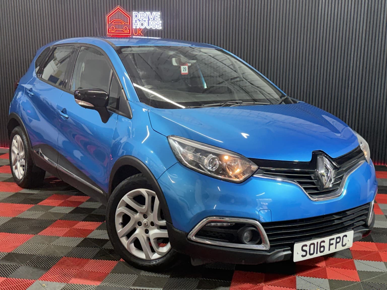 Renault Captur - image 1 of 16