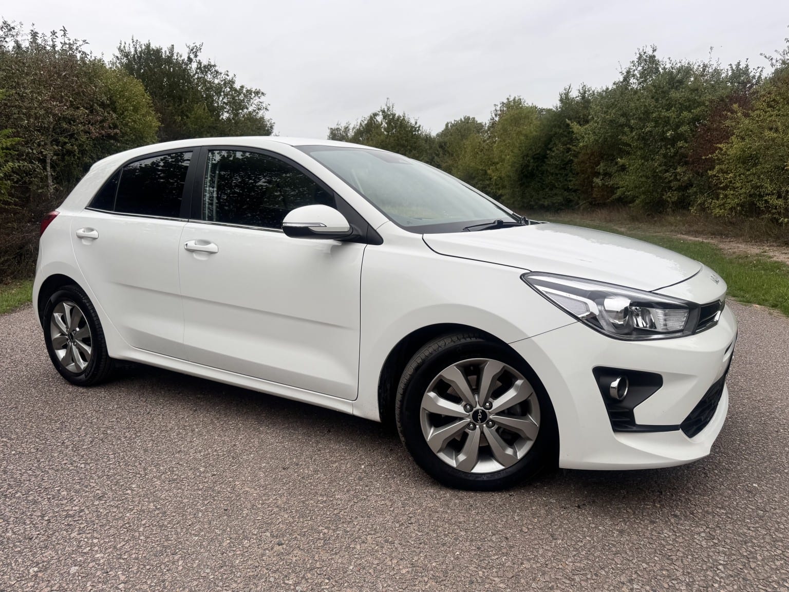 Kia Rio - image 1 of 36
