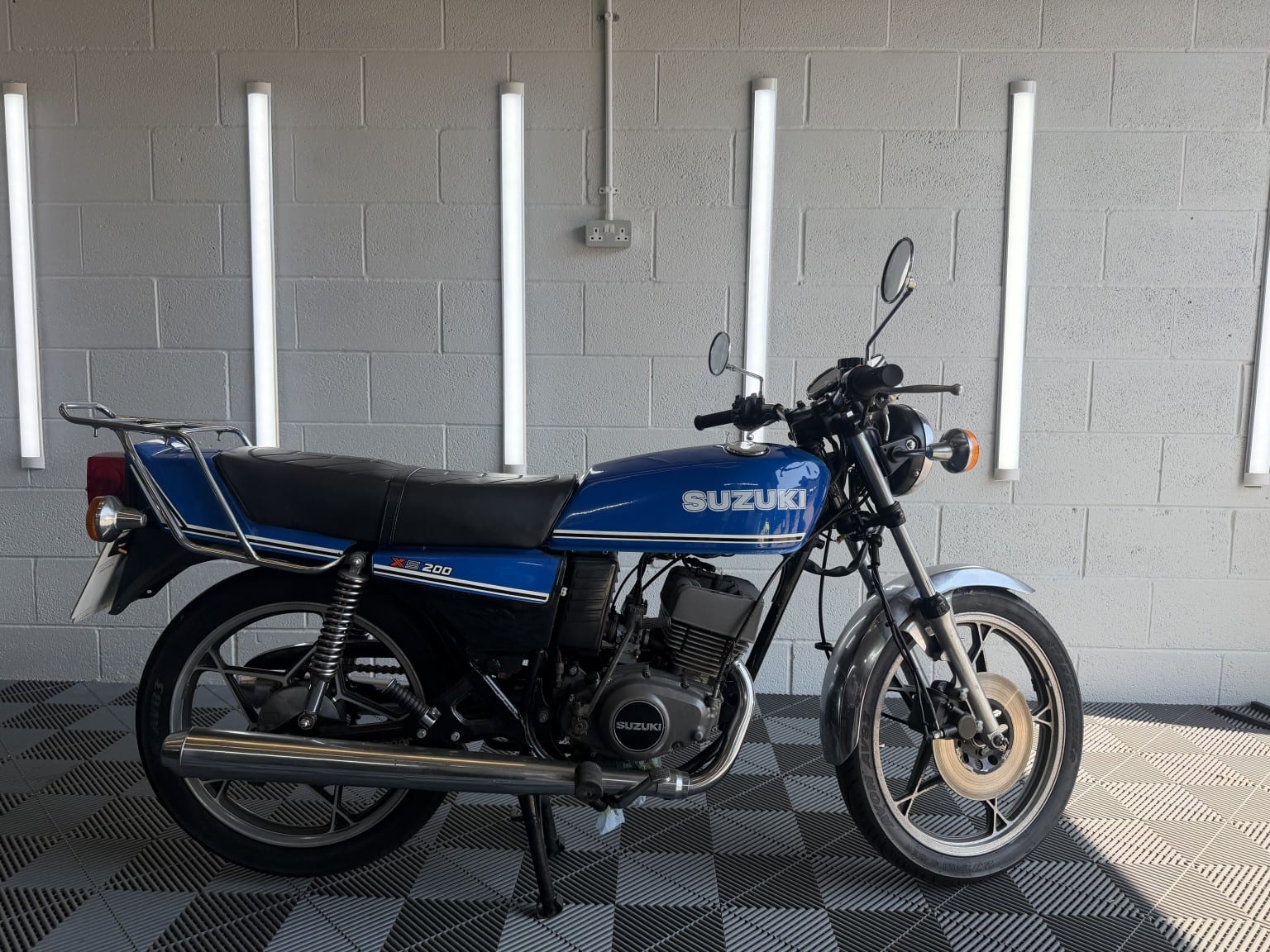Suzuki XF - image 1 of 27