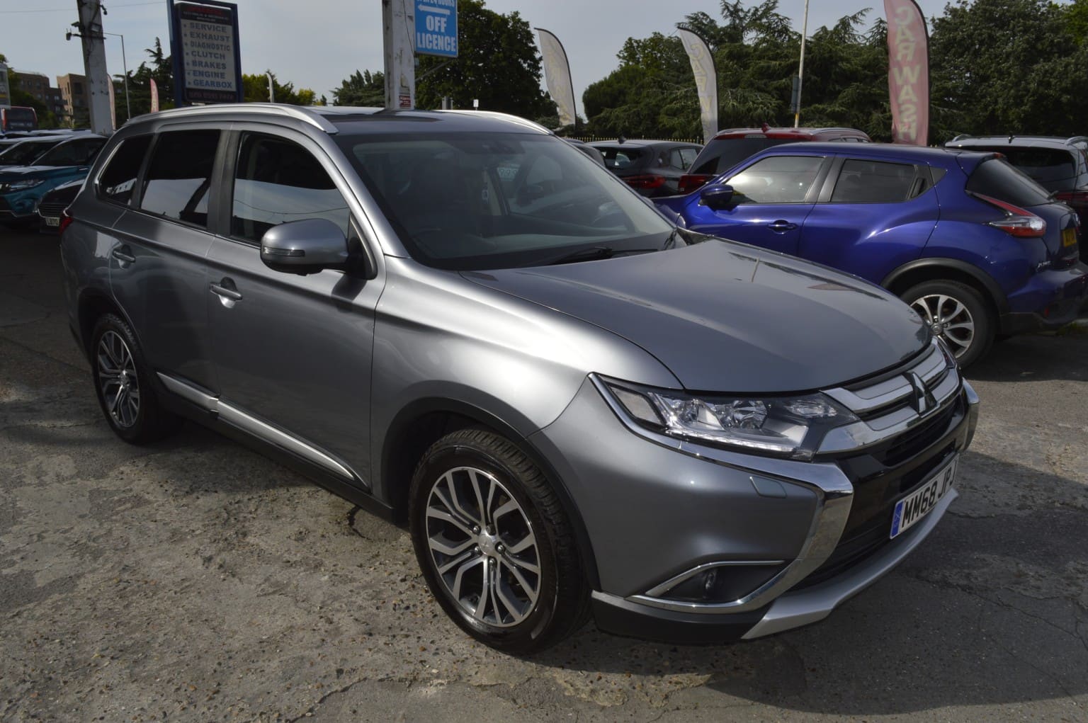 Mitsubishi Outlander - image 1 of 28
