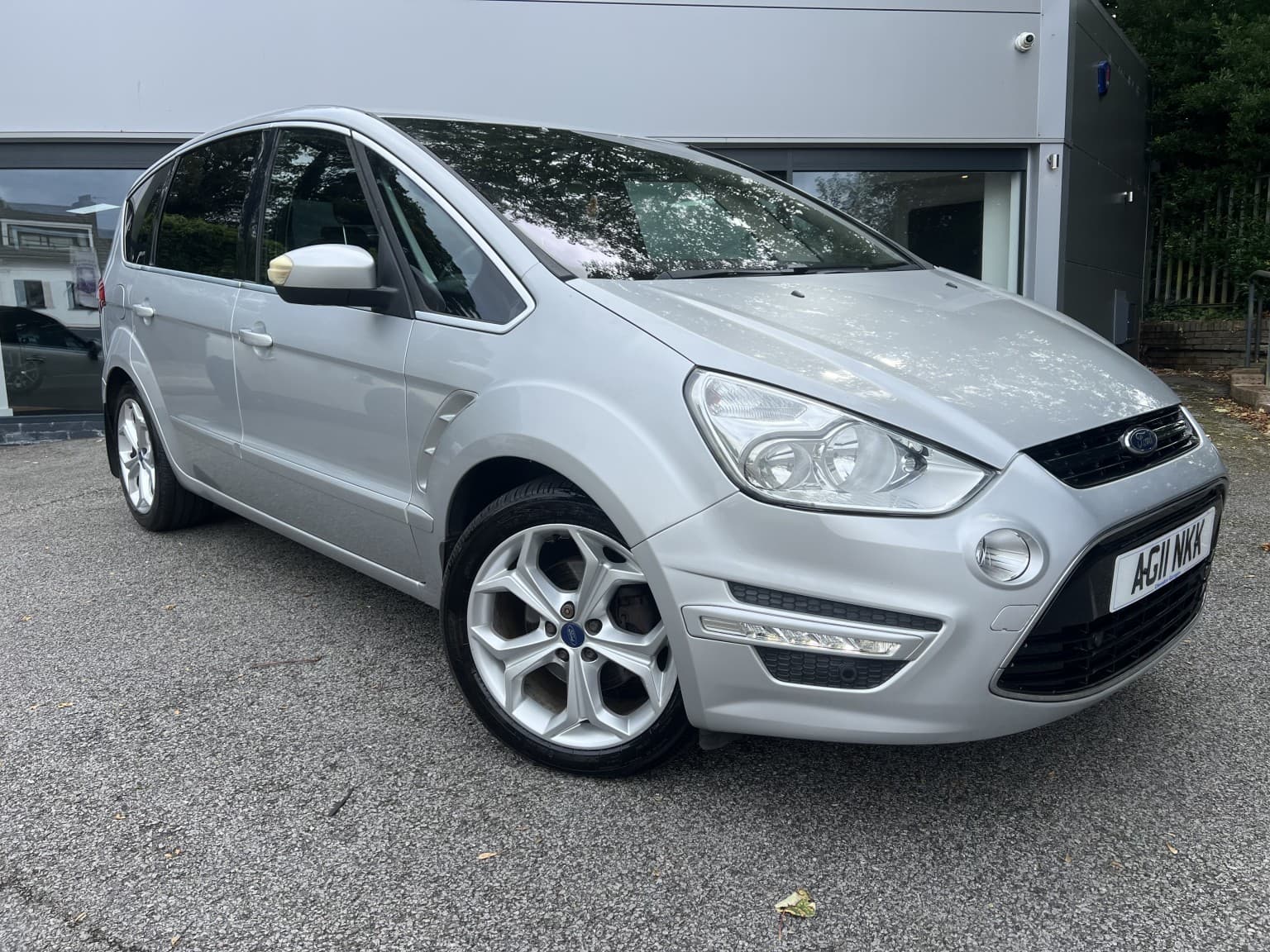 Ford S-MAX - image 1 of 19