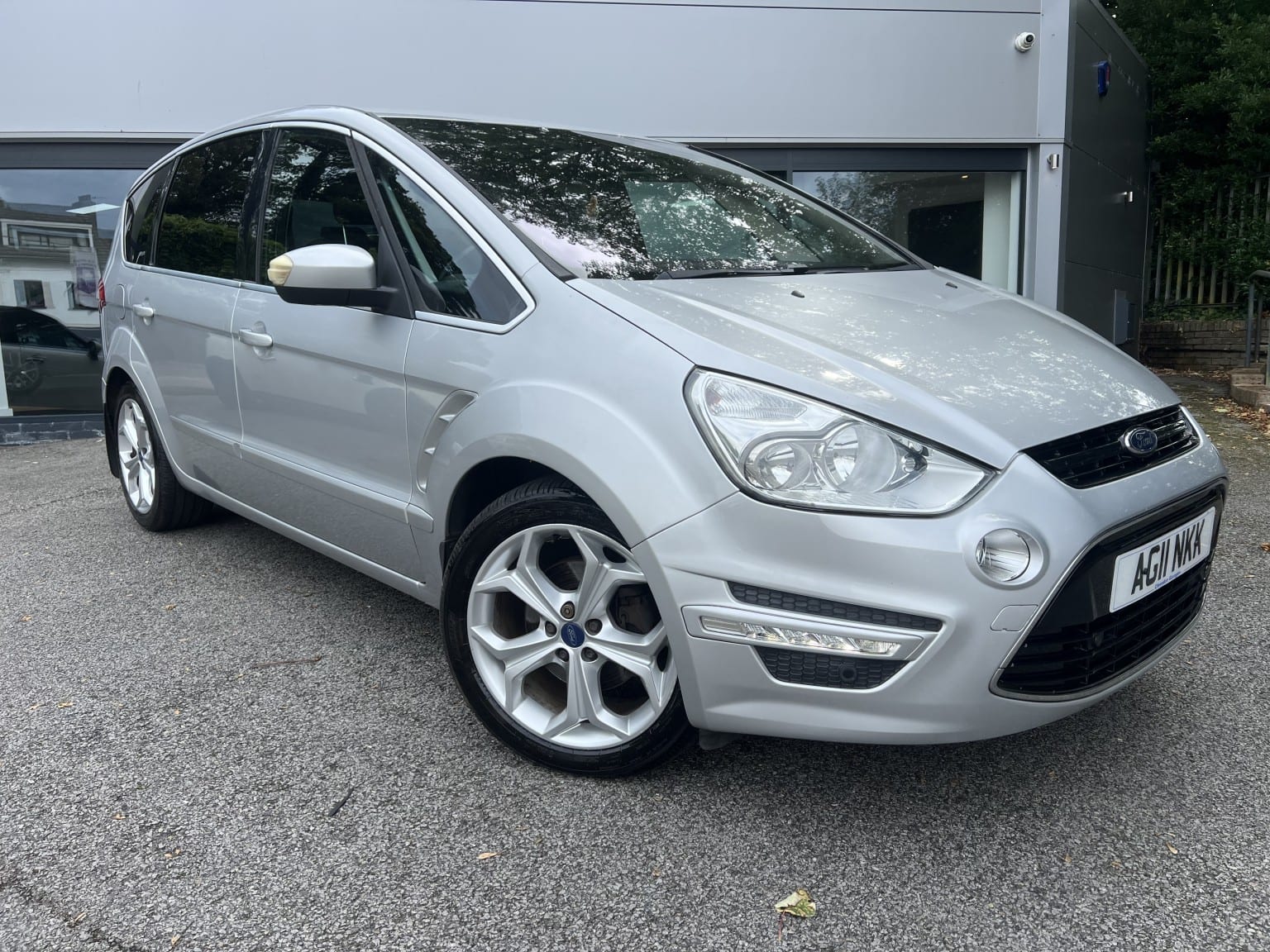 Ford S-MAX - image 1 of 19