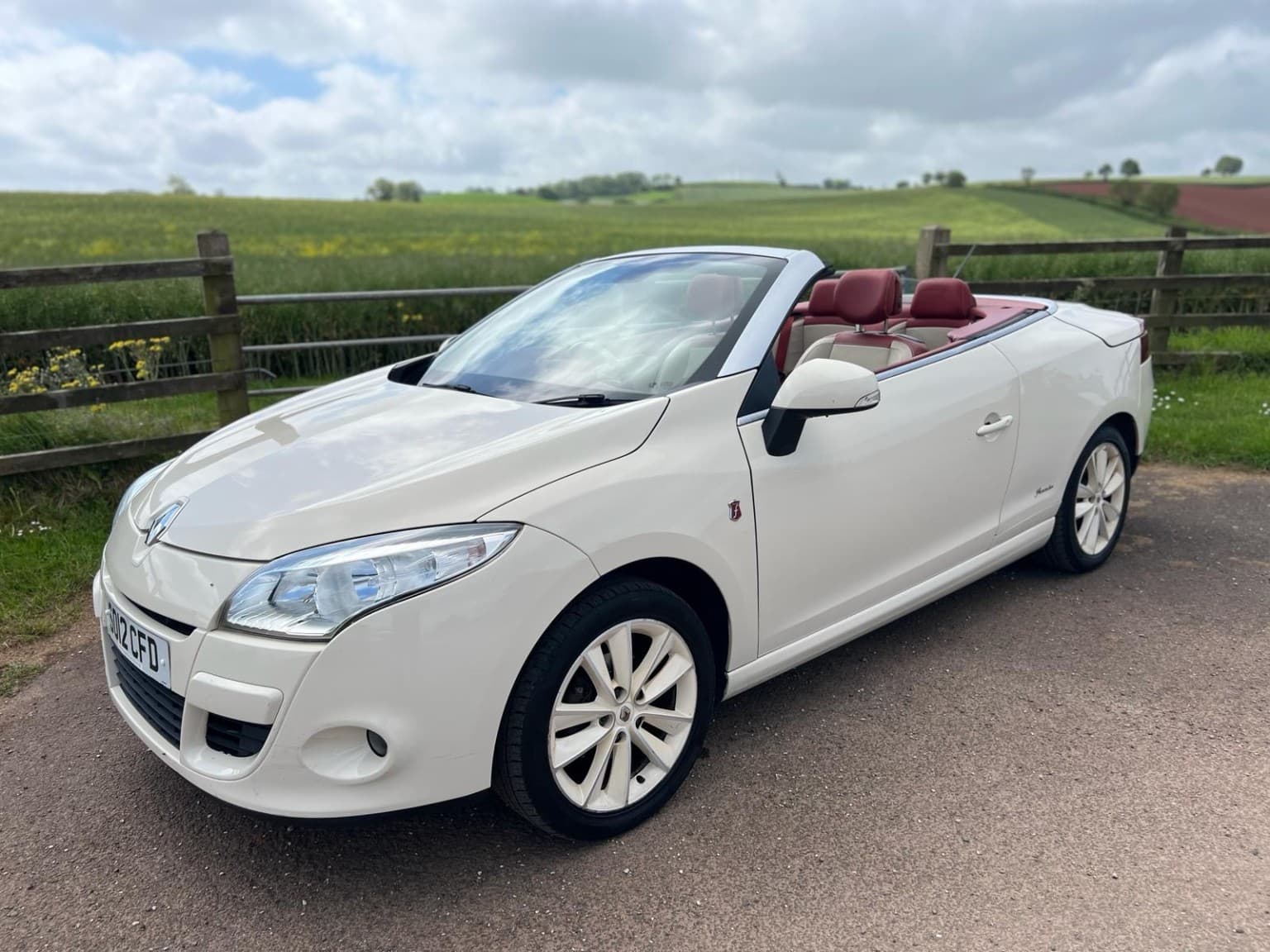 Renault Megane - image 1 of 17