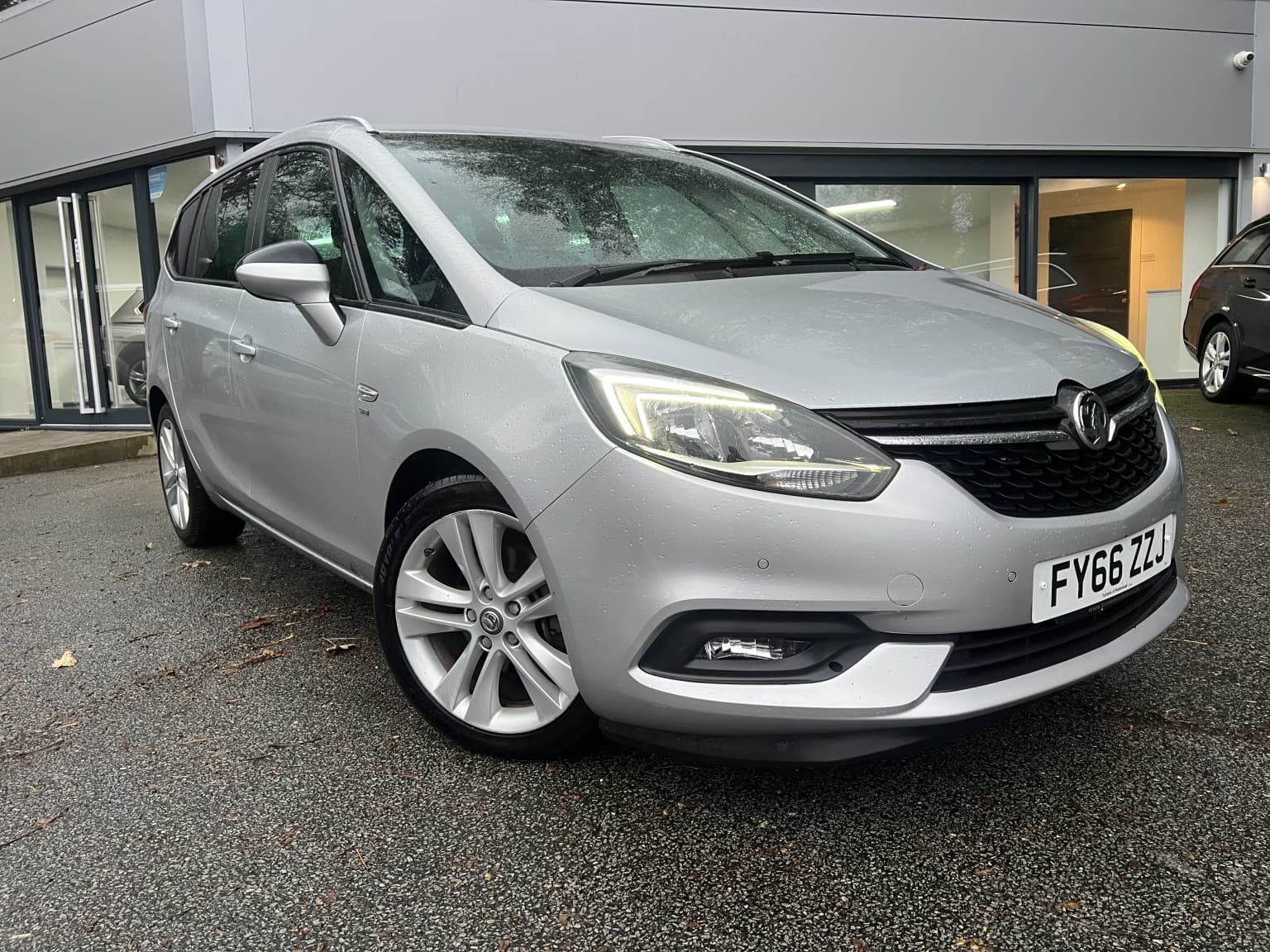 Vauxhall Zafira Tourer - image 1 of 19