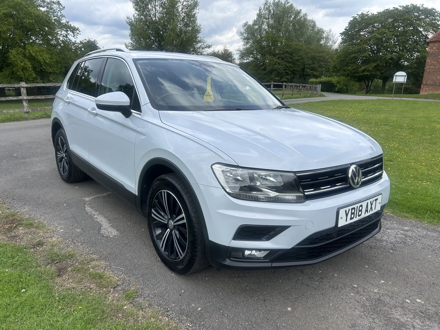 VOLKSWAGEN TIGUAN - image 1 of 36