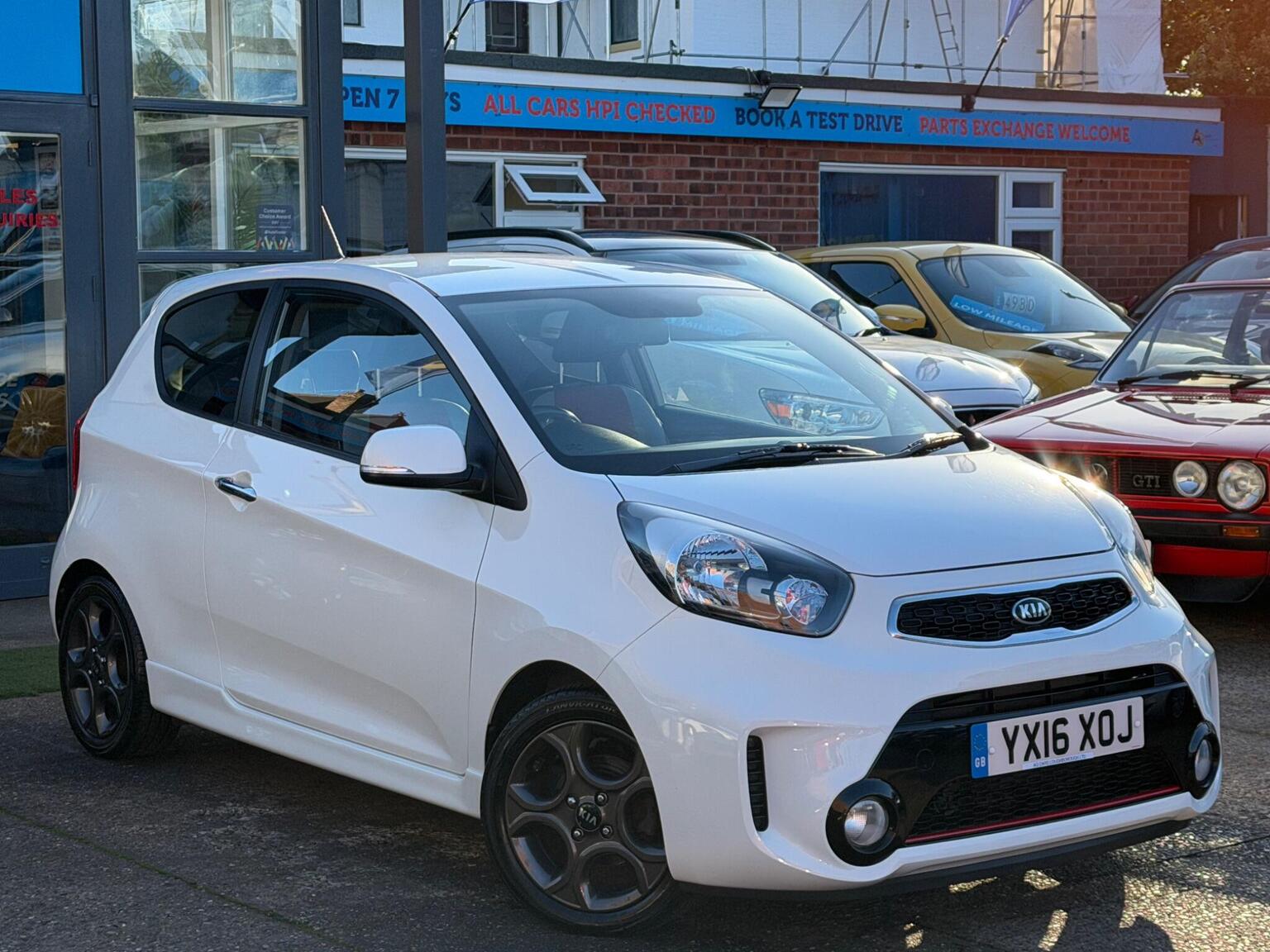 Kia Picanto - image 1 of 70