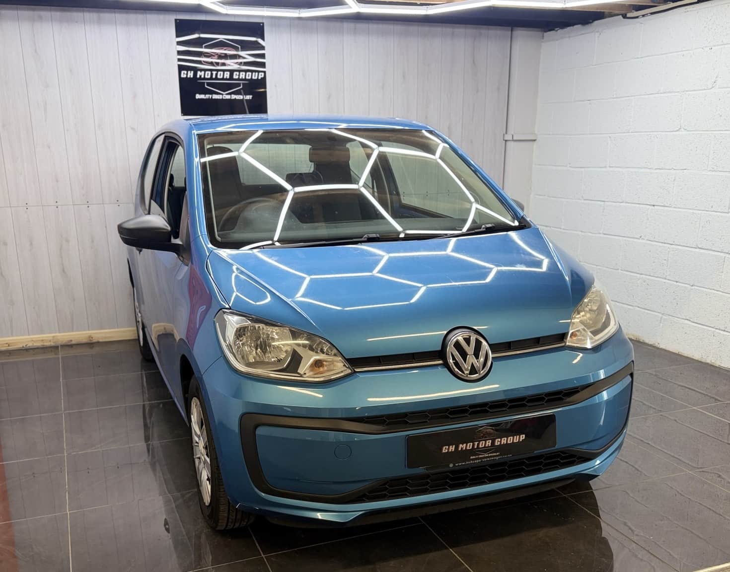 Volkswagen up! - image 1 of 24