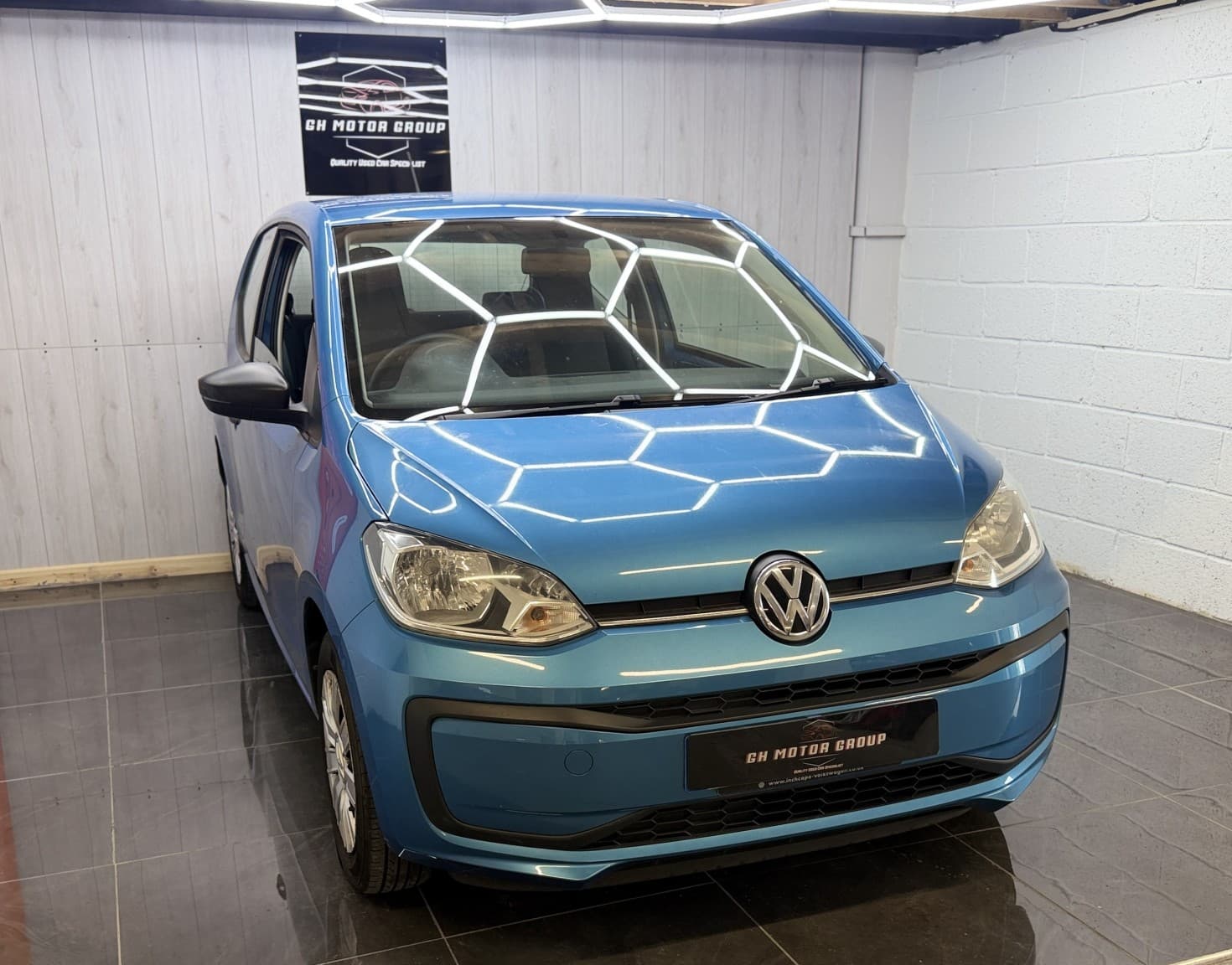 Volkswagen up! - image 1 of 24
