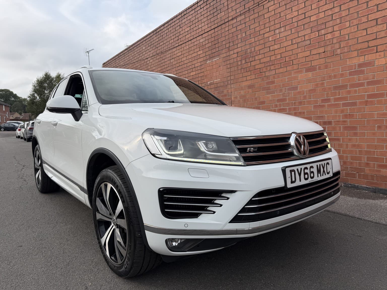 Volkswagen Touareg - image 1 of 19
