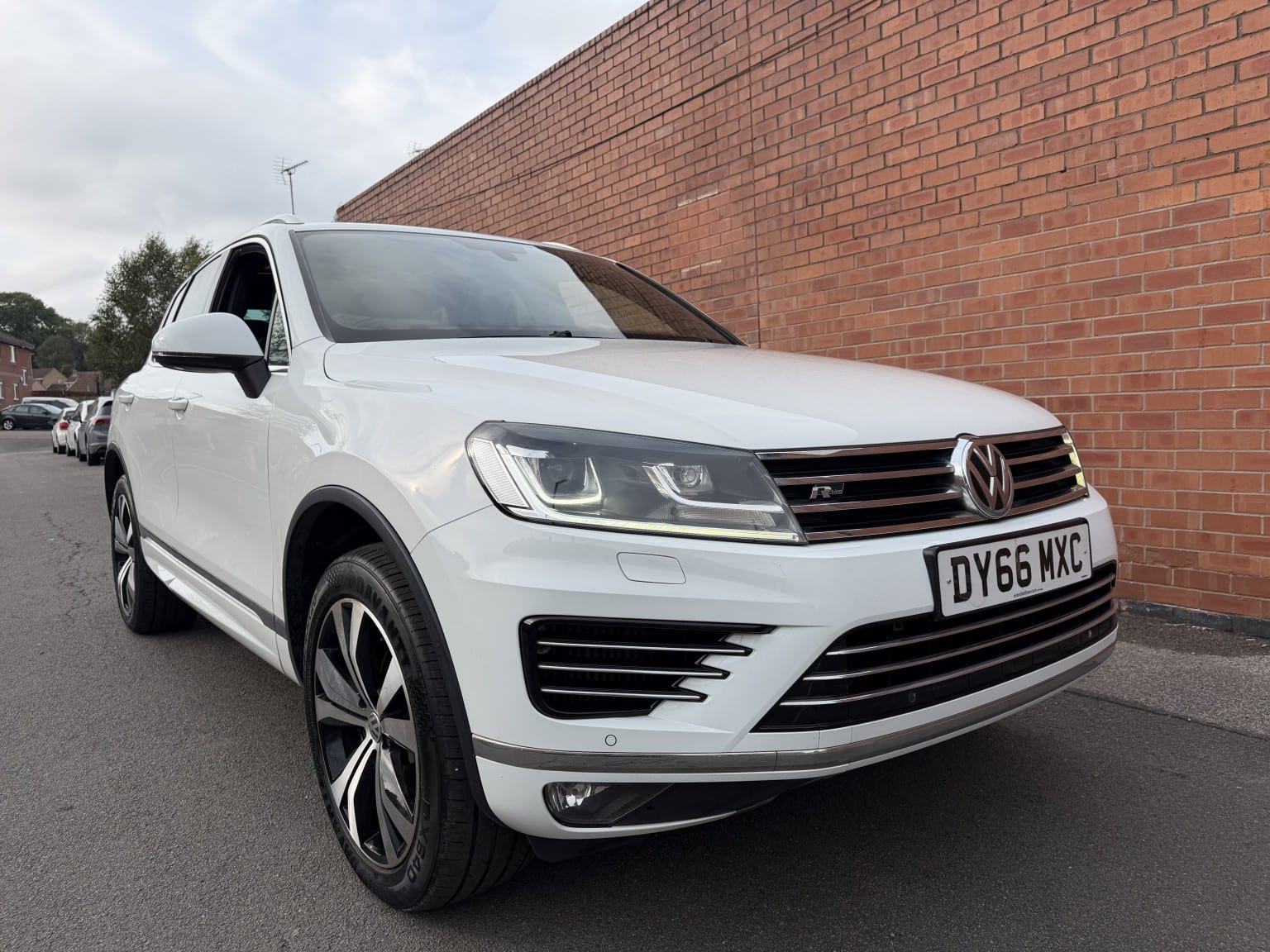 Volkswagen Touareg - image 1 of 19