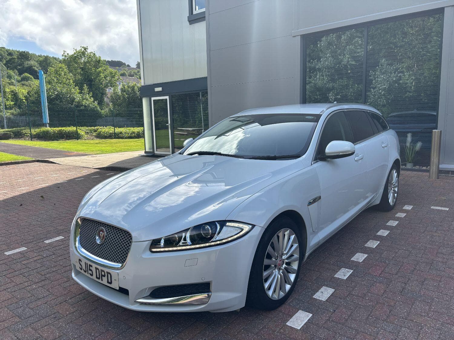 Jaguar XF - image 1 of 48