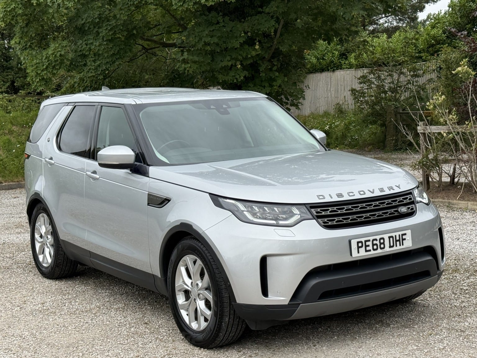 Land Rover Discovery - image 1 of 22