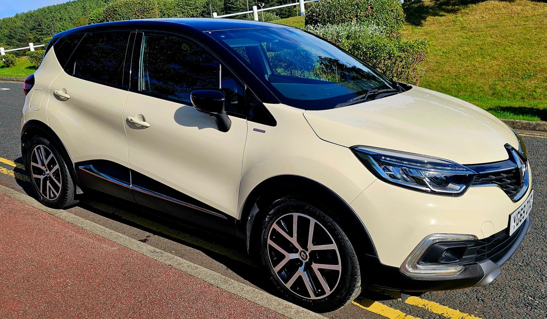 Renault Captur - image 1 of 40