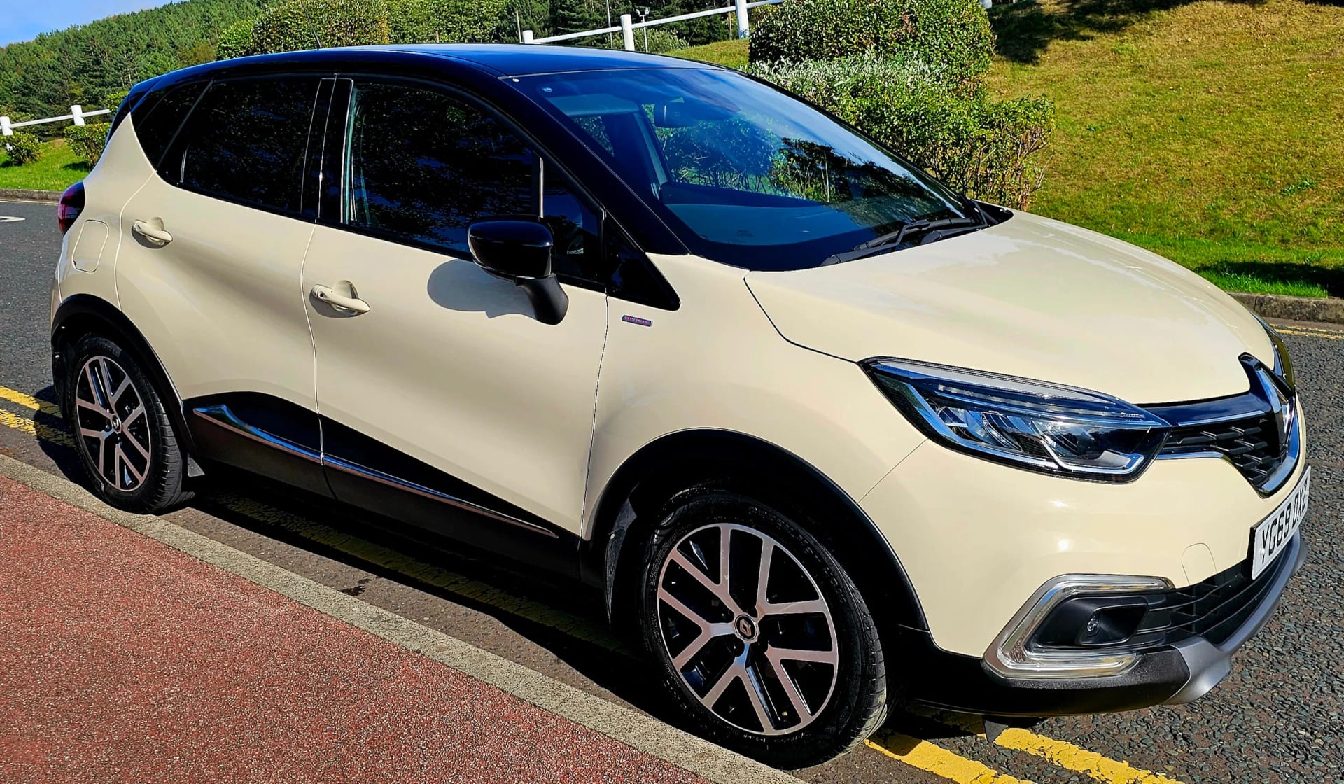 Renault Captur - image 1 of 40