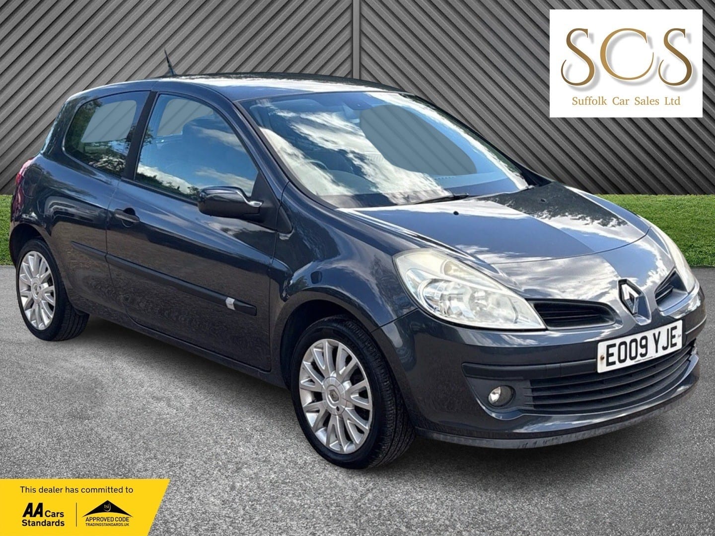Renault Clio - image 1 of 47