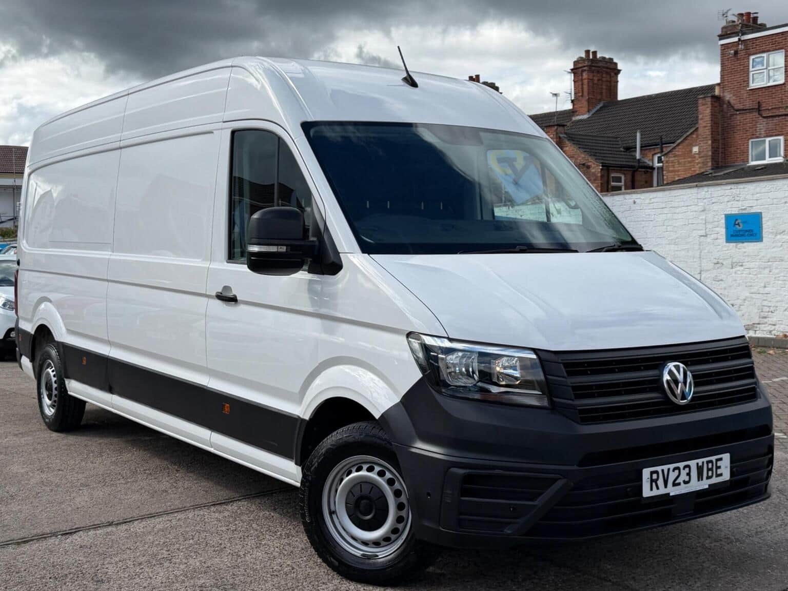 Volkswagen Crafter - image 1 of 60