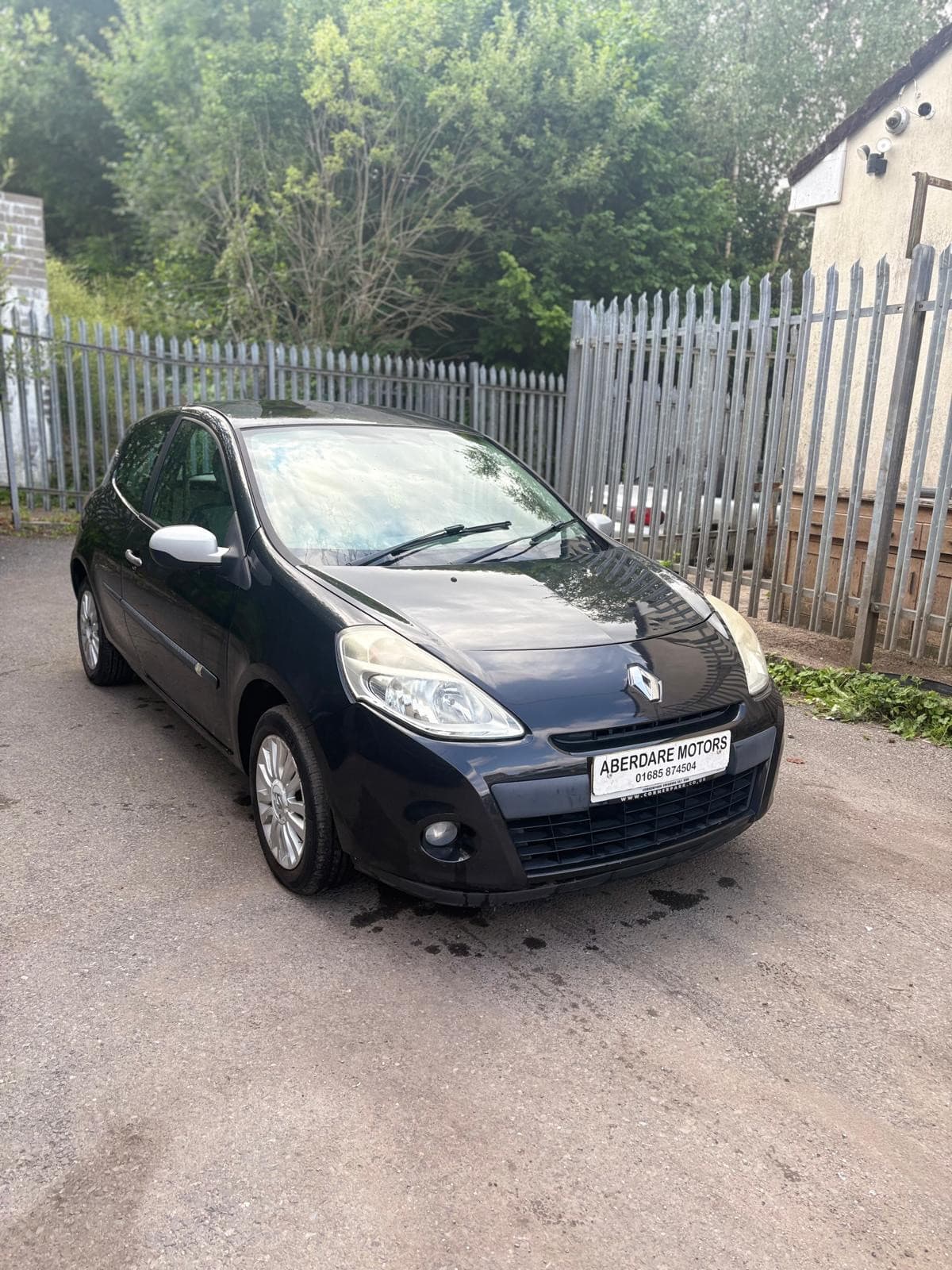 Renault Clio - image 1 of 10