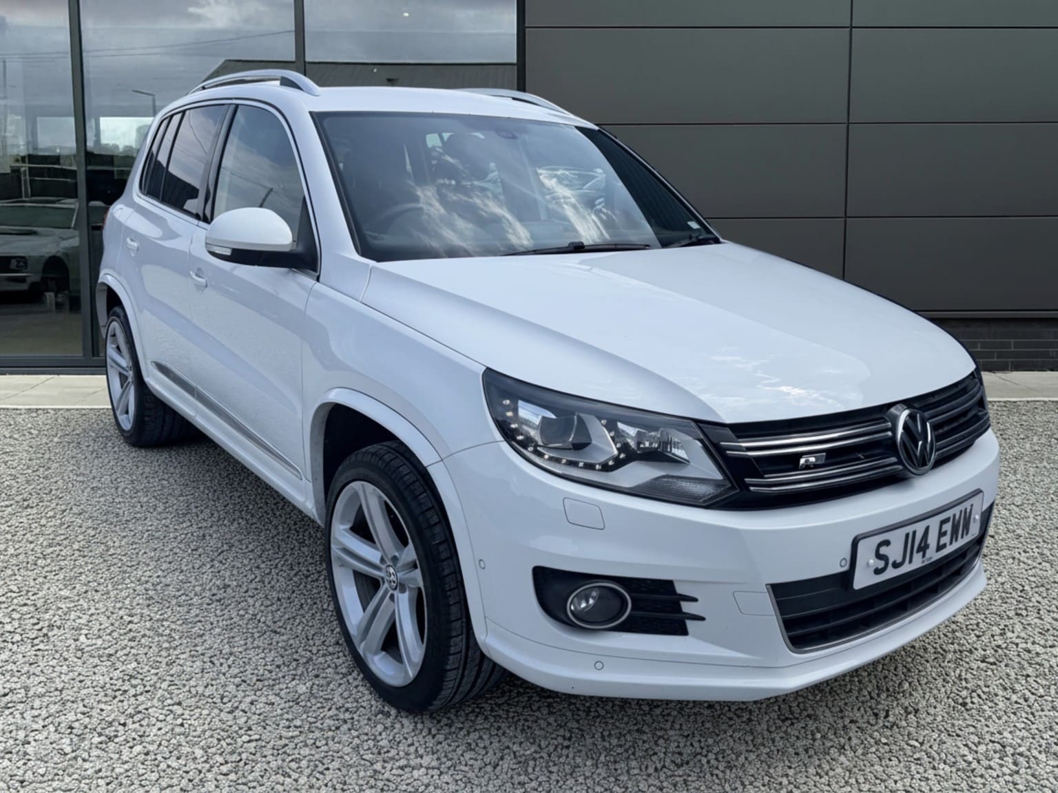 Volkswagen Tiguan - image 1 of 22