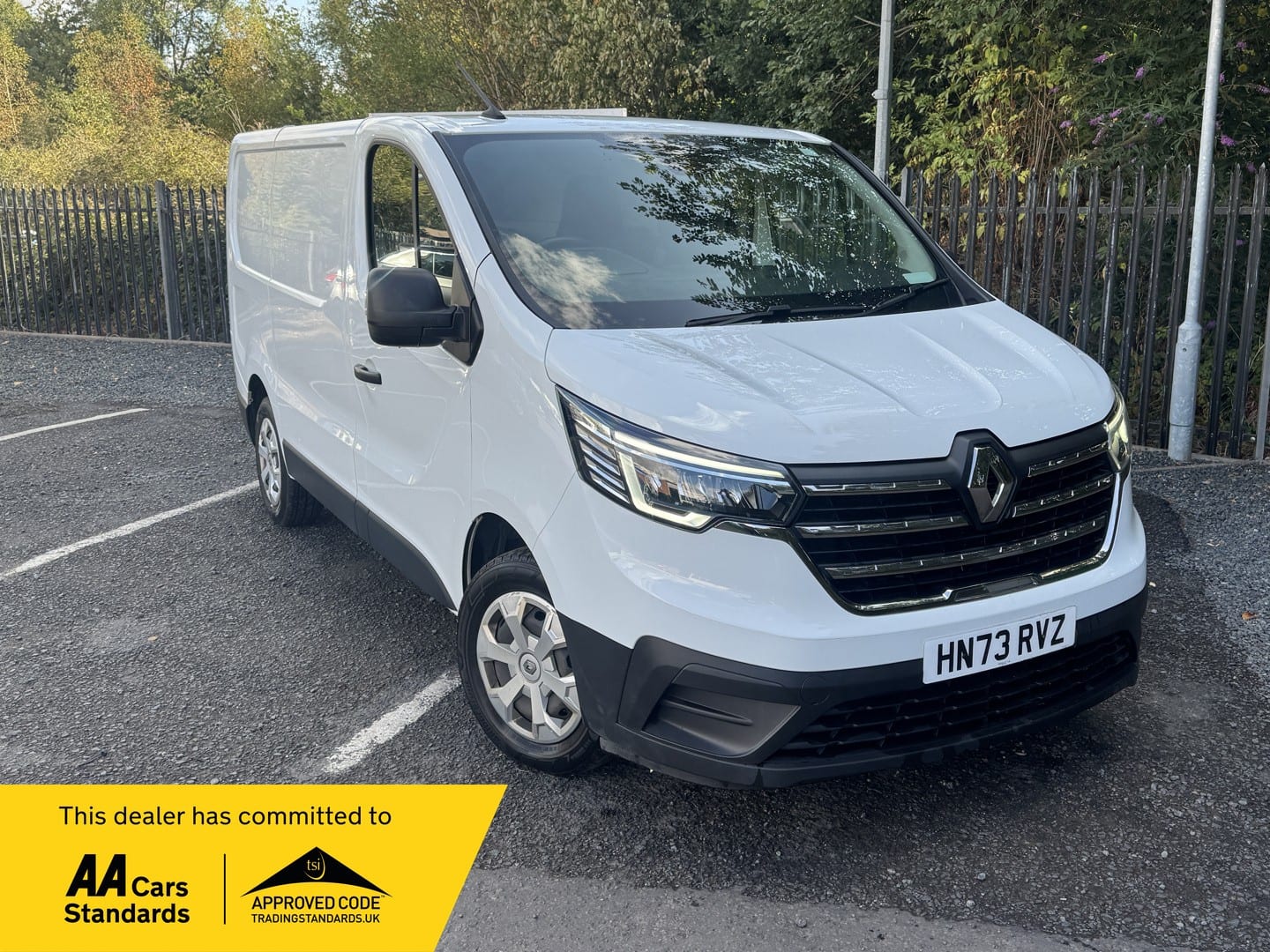 Renault Trafic - image 1 of 45