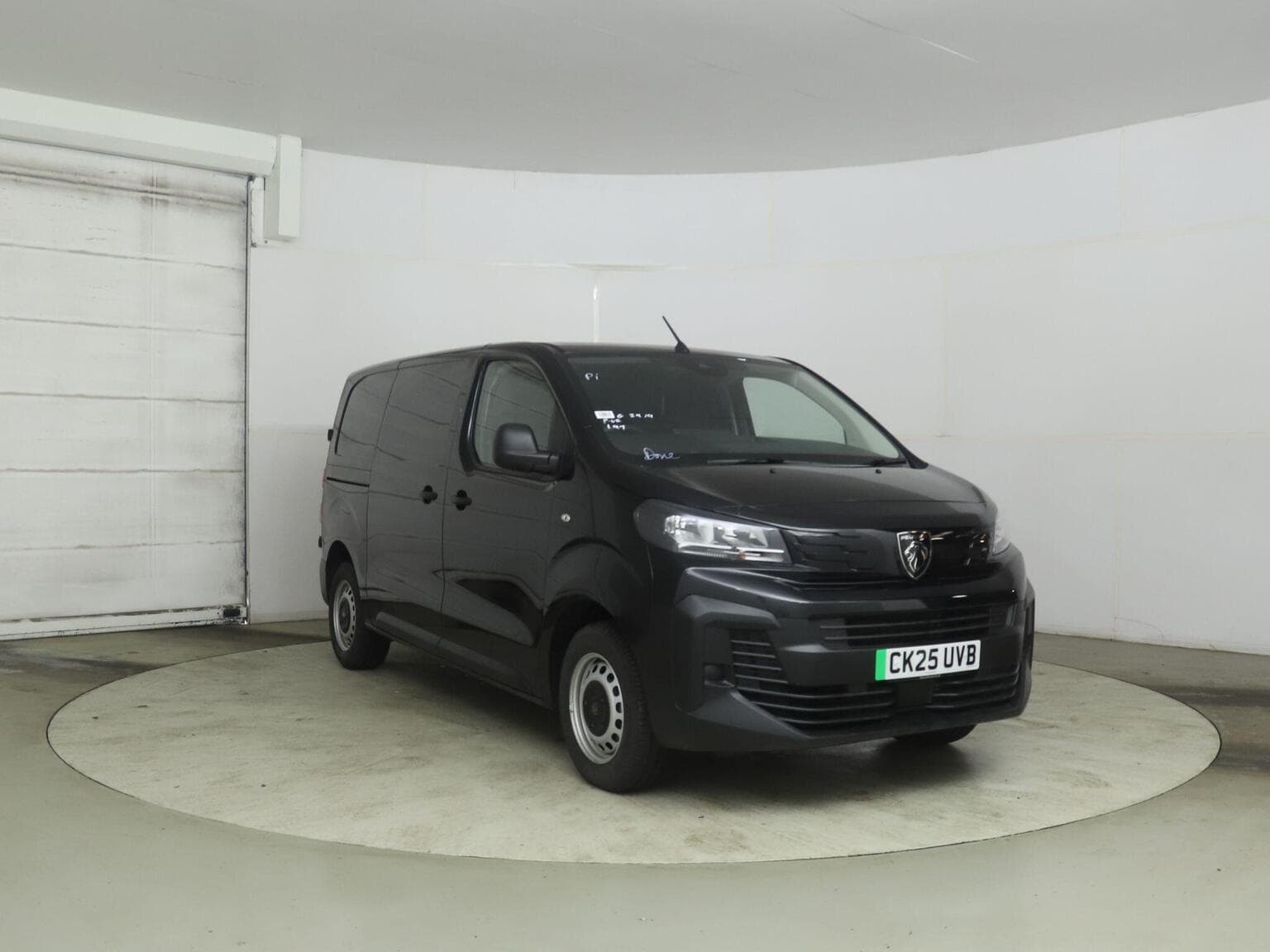 Peugeot E-Expert - image 1 of 6