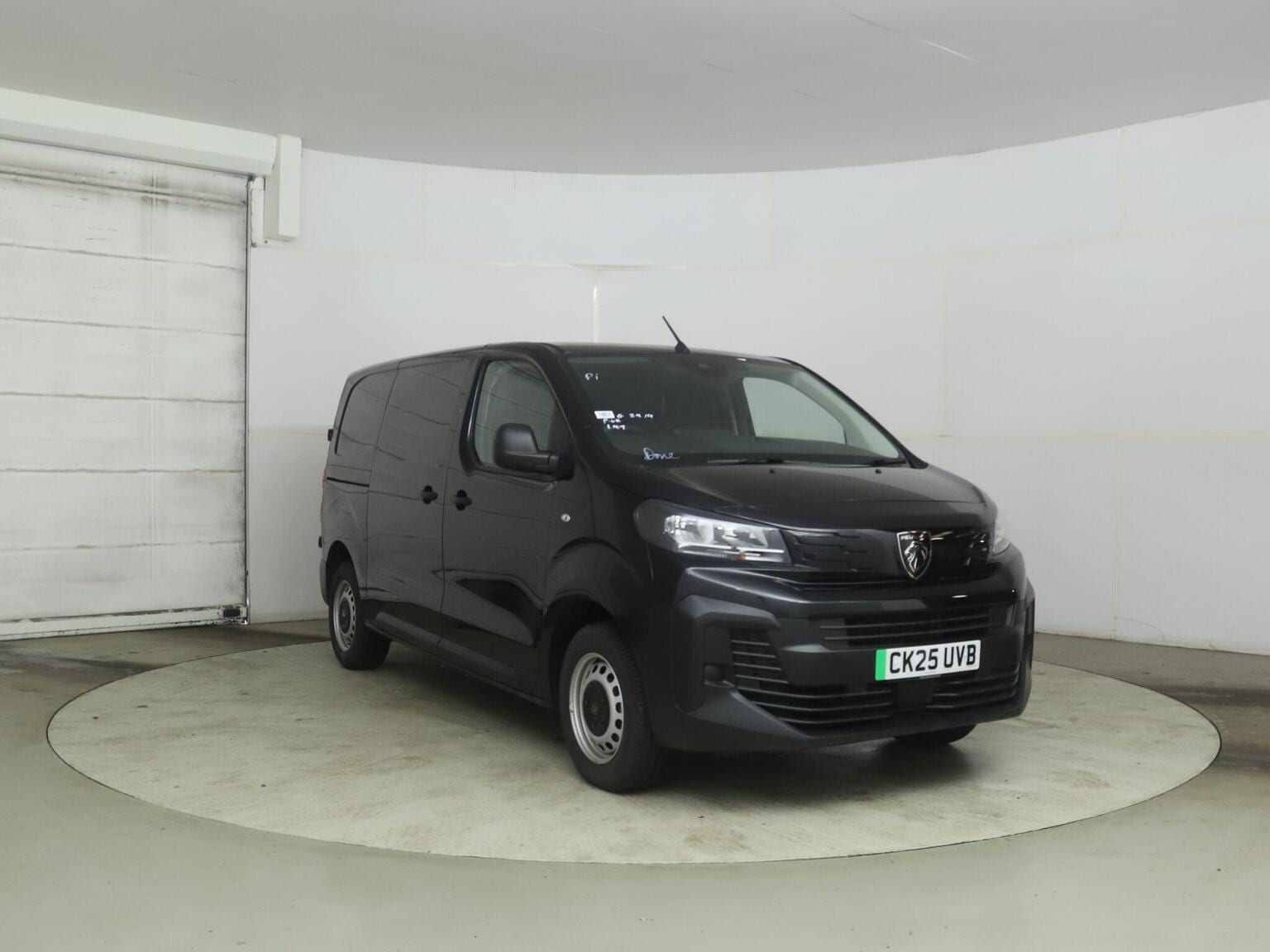 Peugeot E-Expert - image 1 of 15