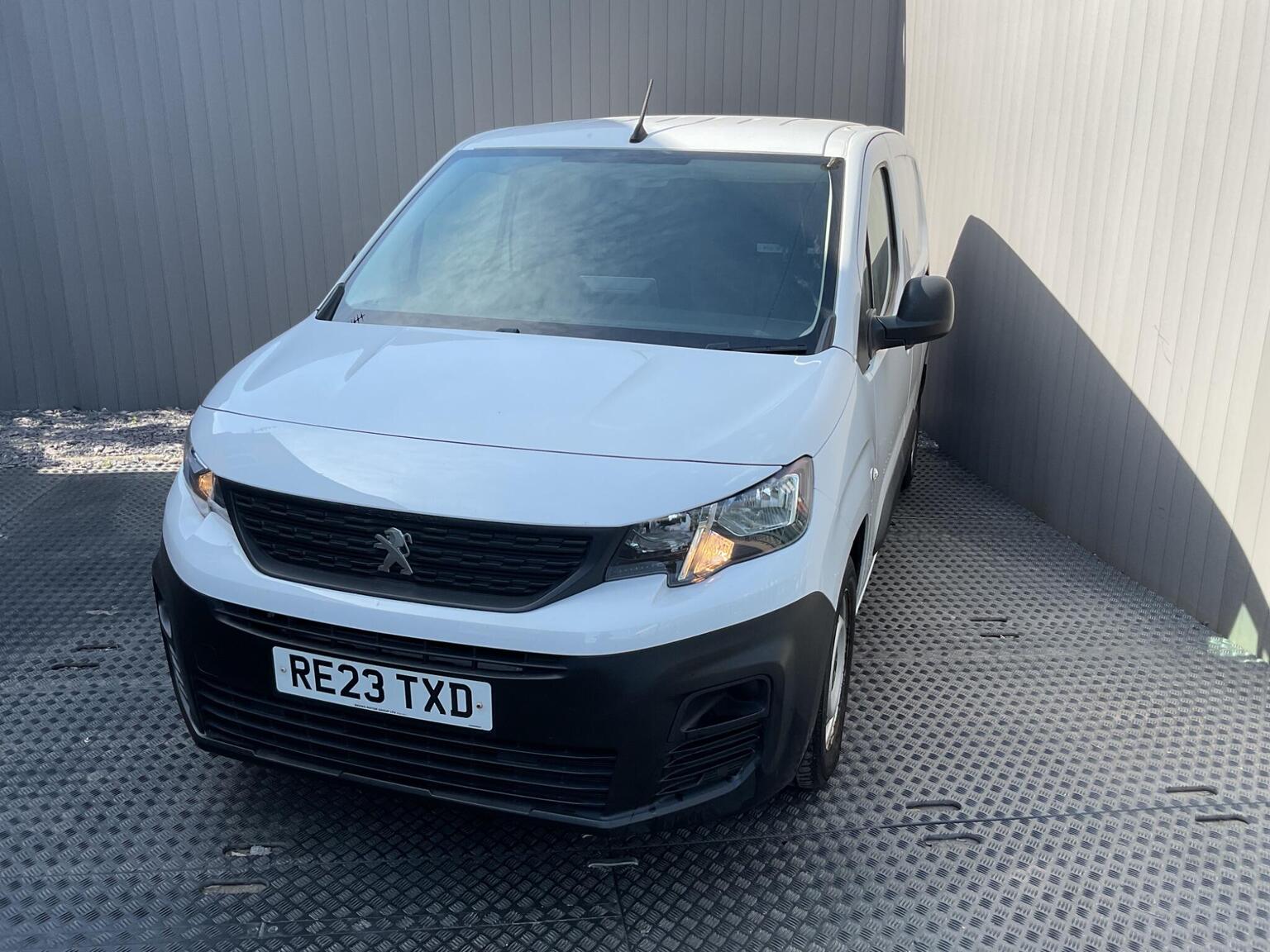 Peugeot Partner - image 1 of 40