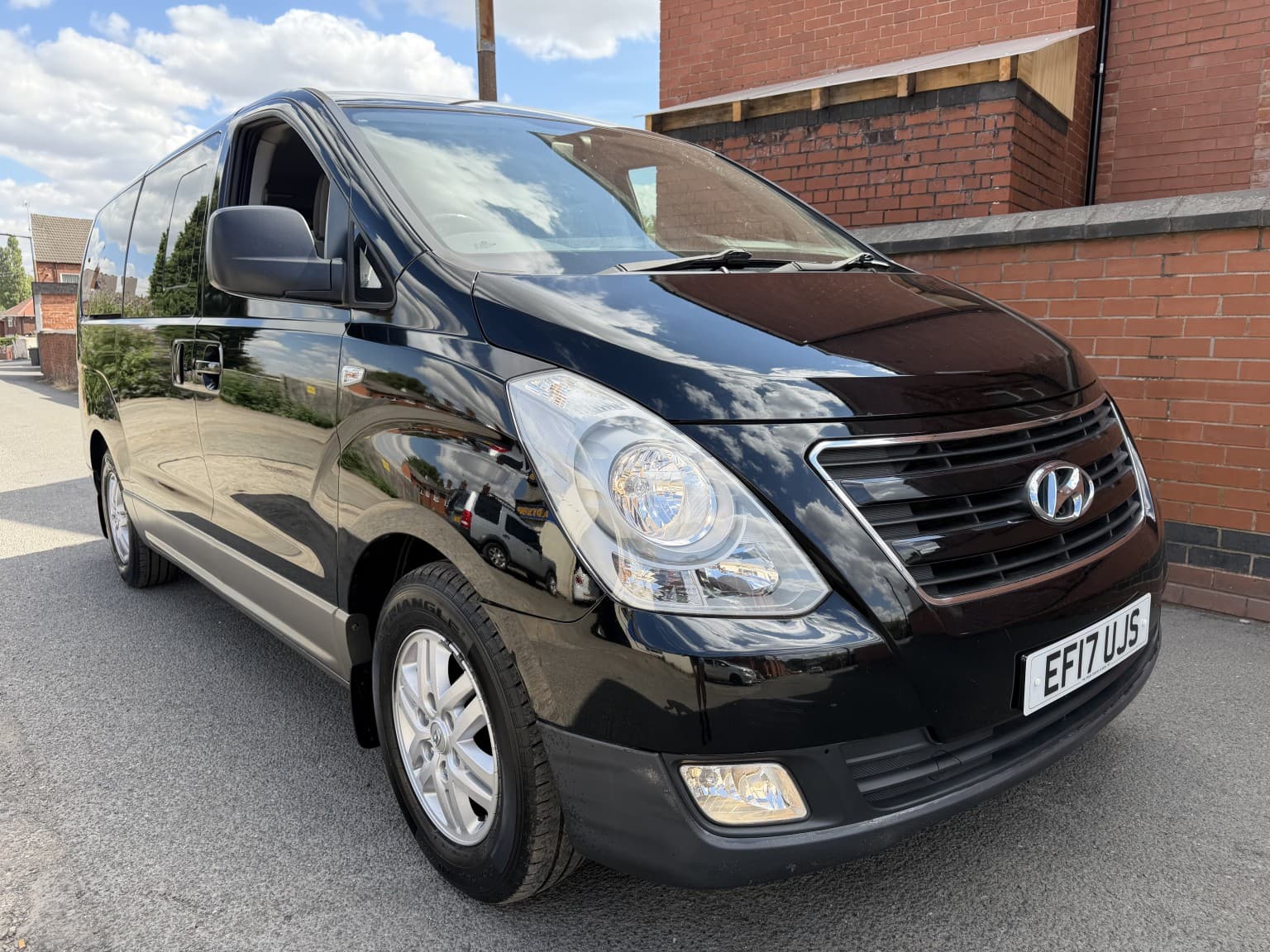 Hyundai i800 - image 1 of 20