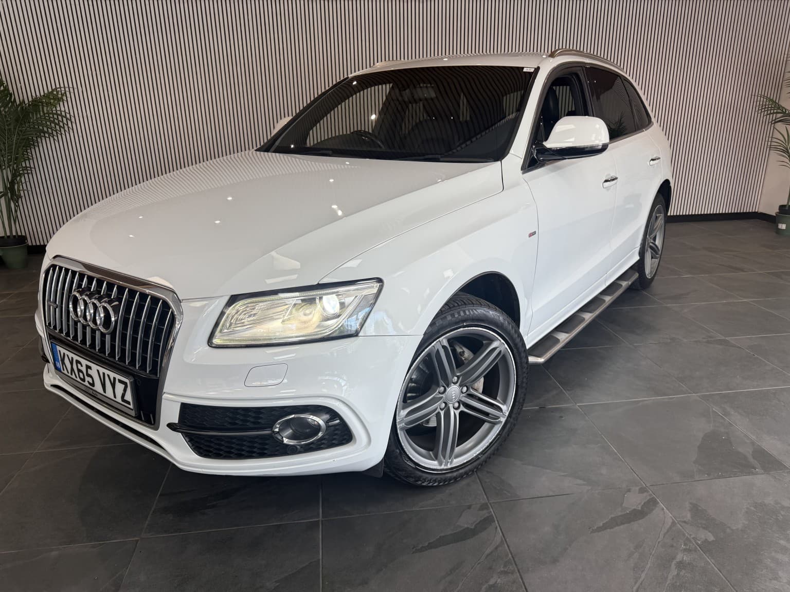 Audi Q5 - image 1 of 31