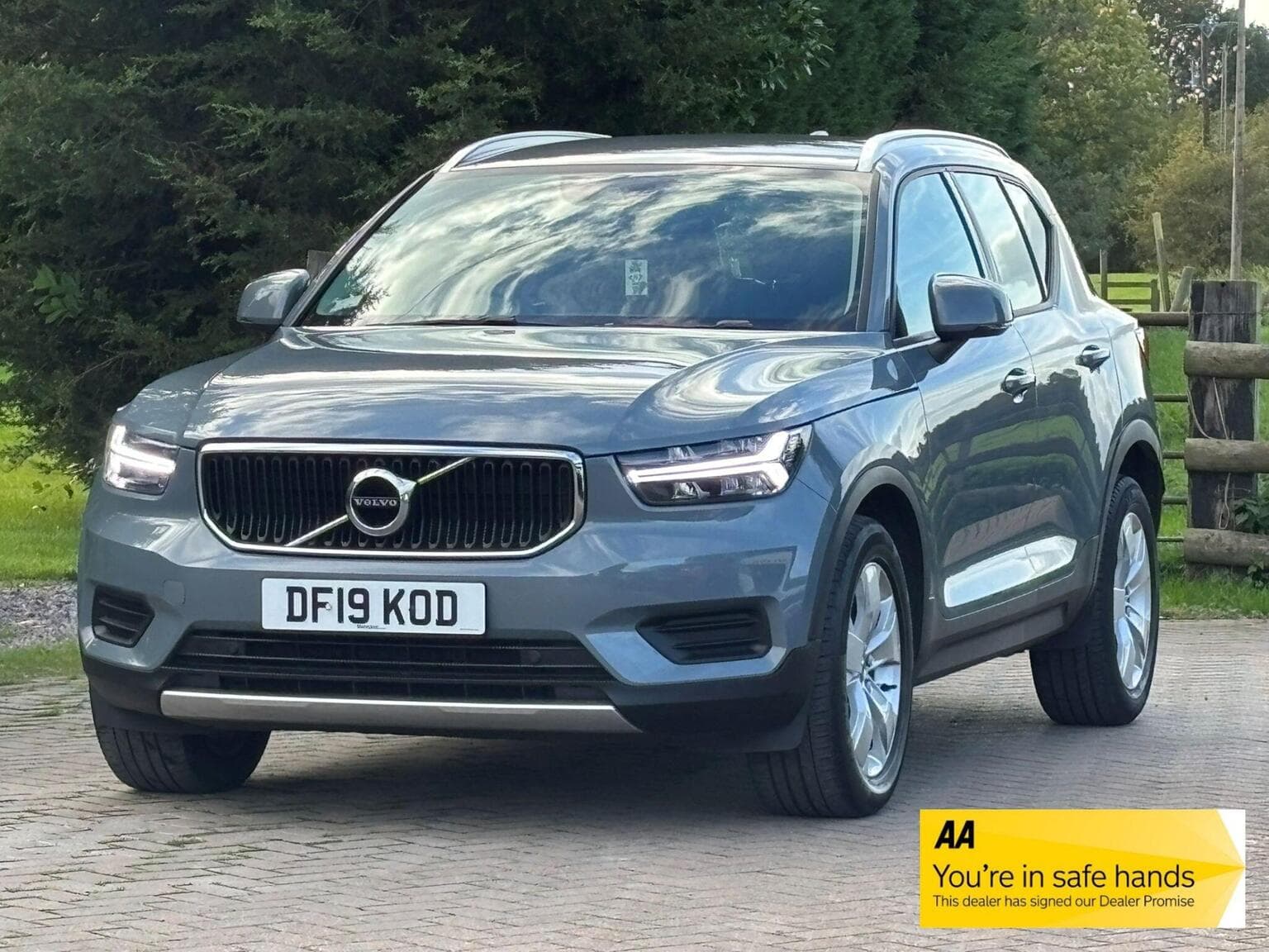 Volvo XC40 - image 1 of 39