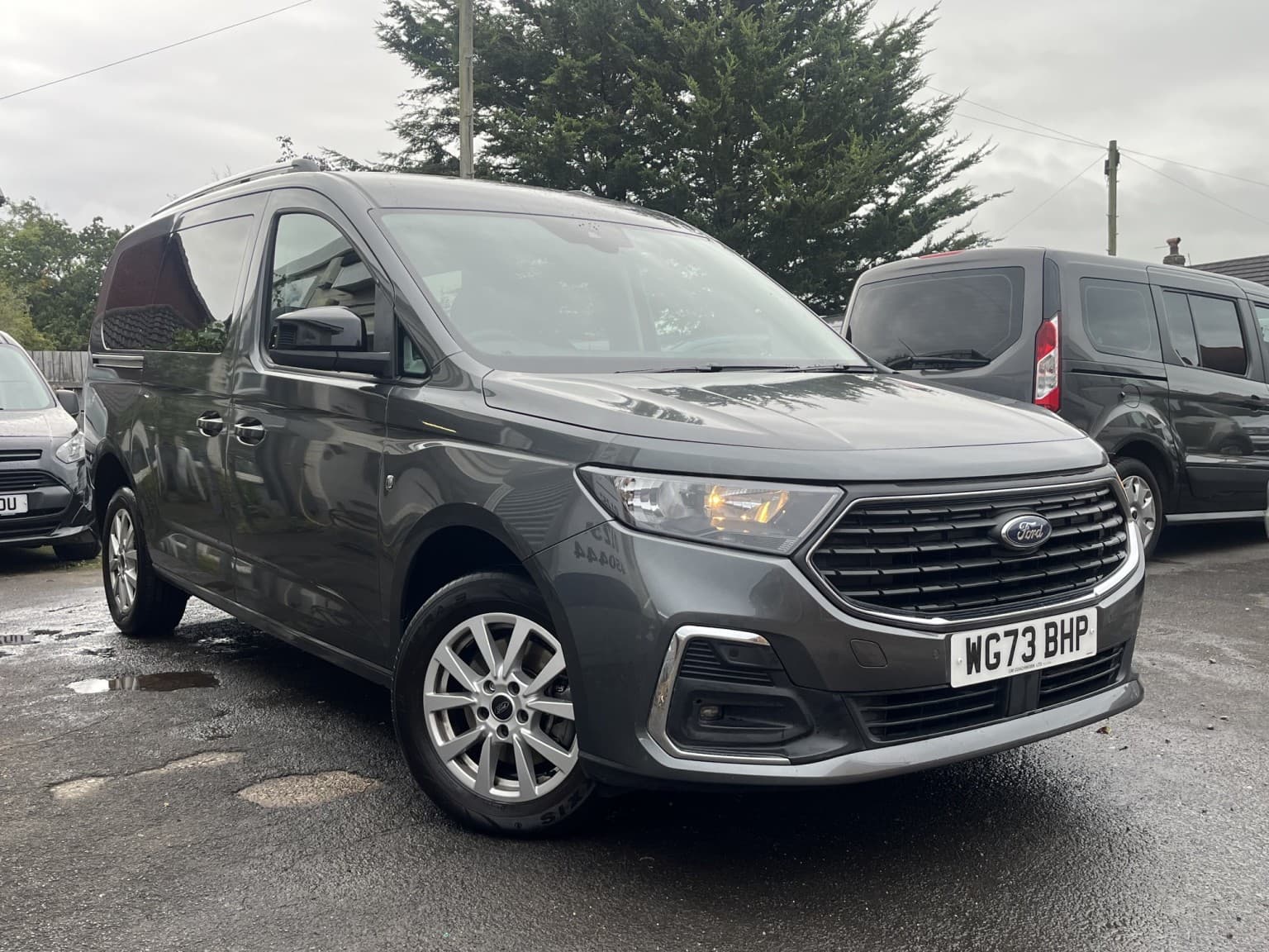 Ford Grand Tourneo Connect - image 1 of 19