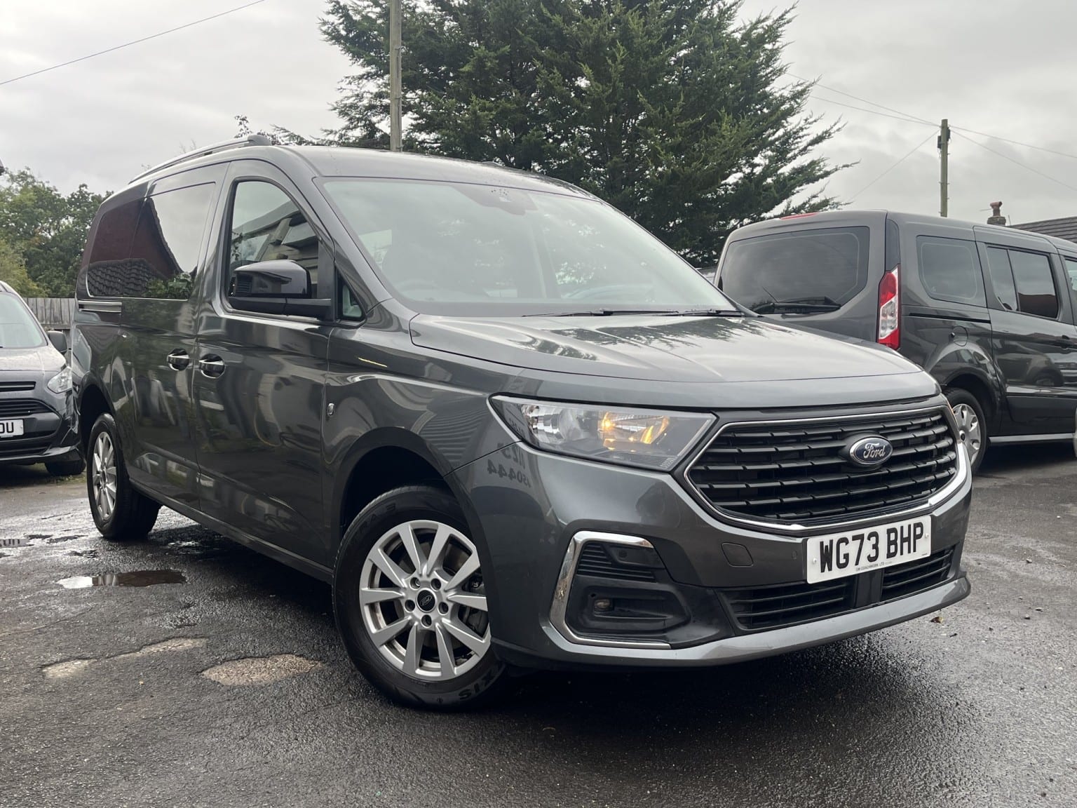 Ford Grand Tourneo Connect - image 1 of 19