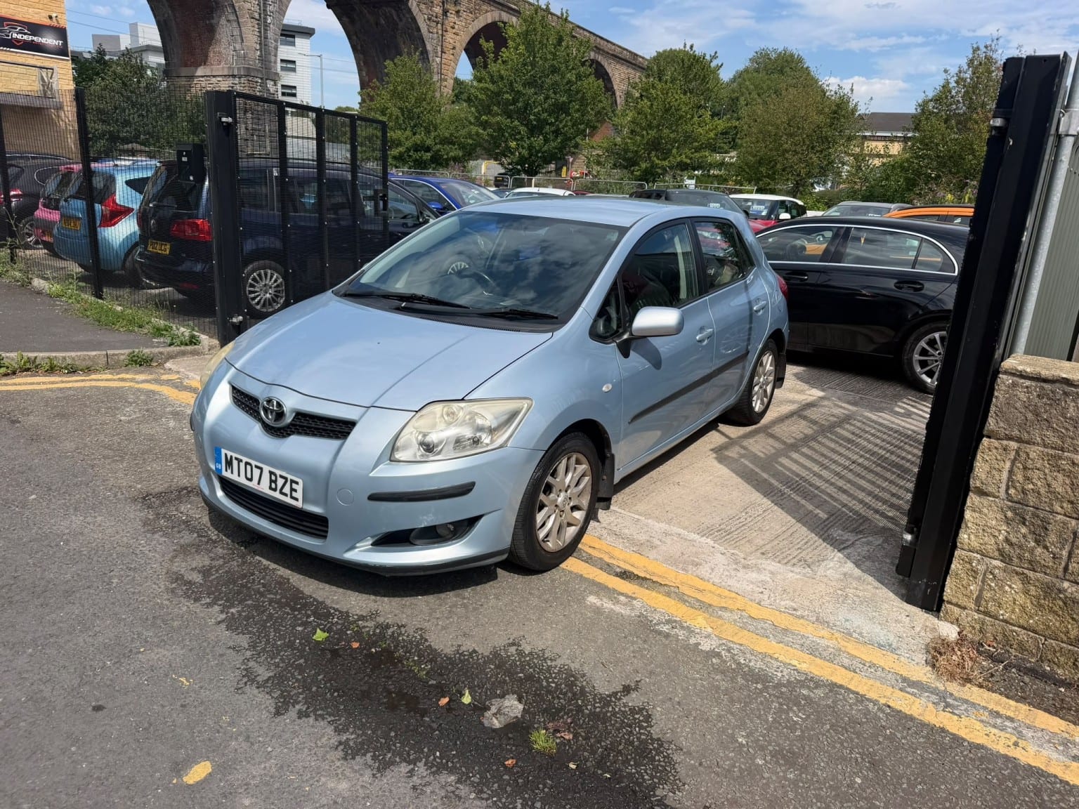 Toyota Auris - image 1 of 28