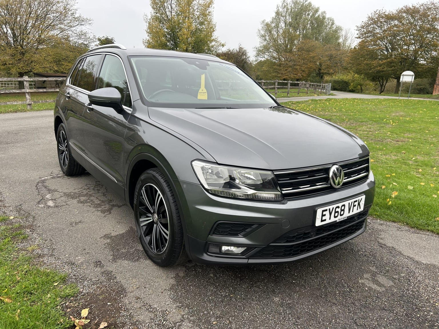 2018 Volkswagen Tiguan 1.4 TSI SE Navigation in grey — photo 1 of 34