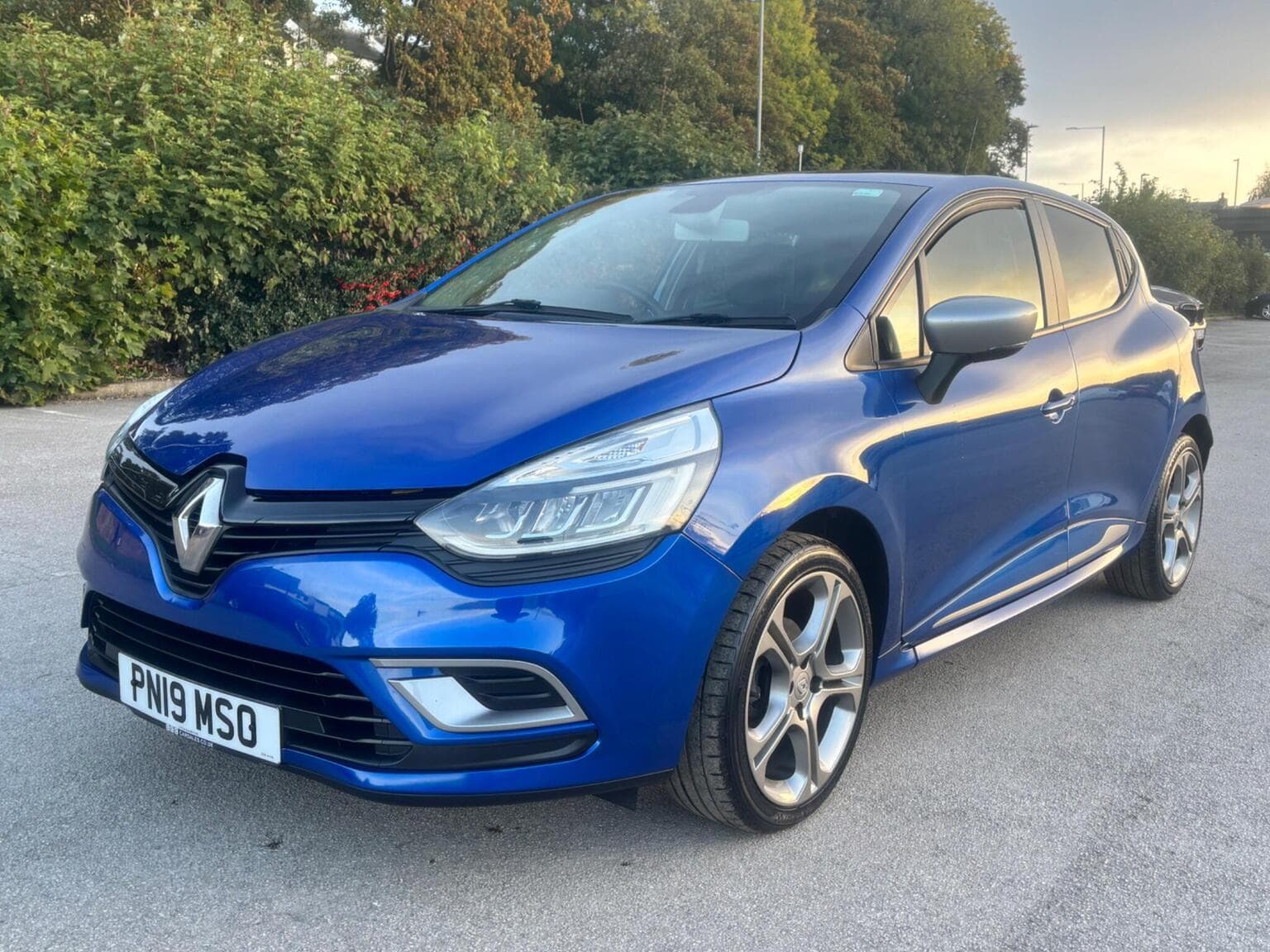Renault Clio - image 1 of 35