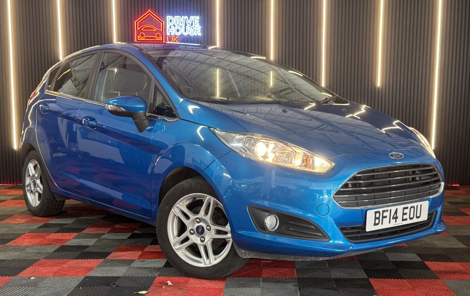 2014 Ford Fiesta 1.0 T EcoBoost Zetec in blue — photo 1 of 22