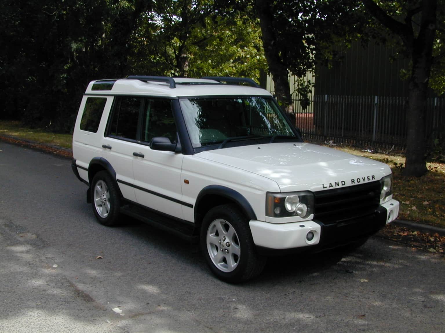 Land Rover Discovery - image 1 of 68