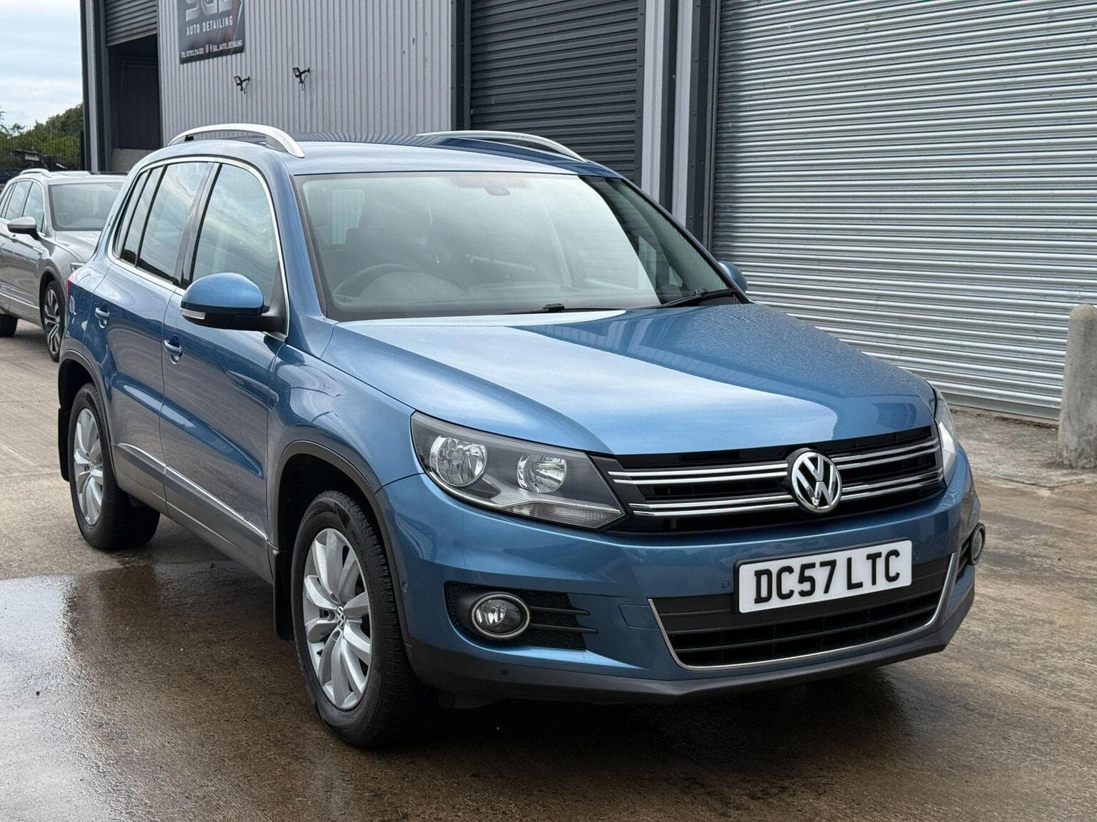 Volkswagen Tiguan - image 1 of 6