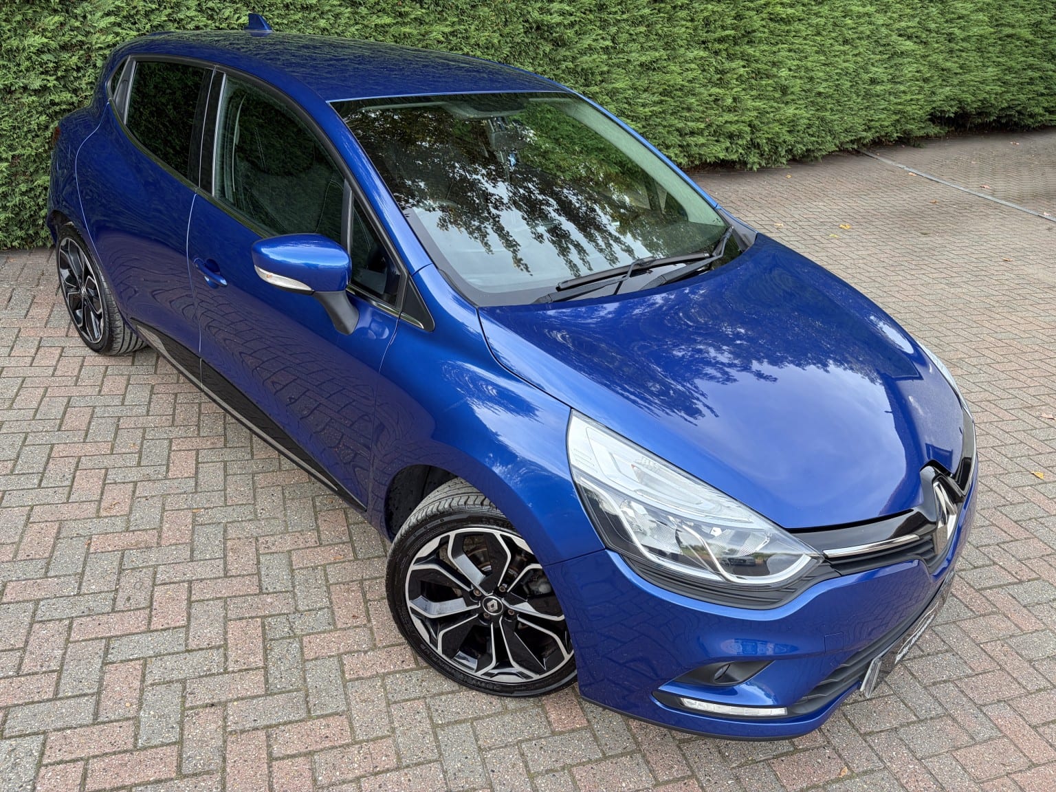 Renault Clio - image 1 of 39