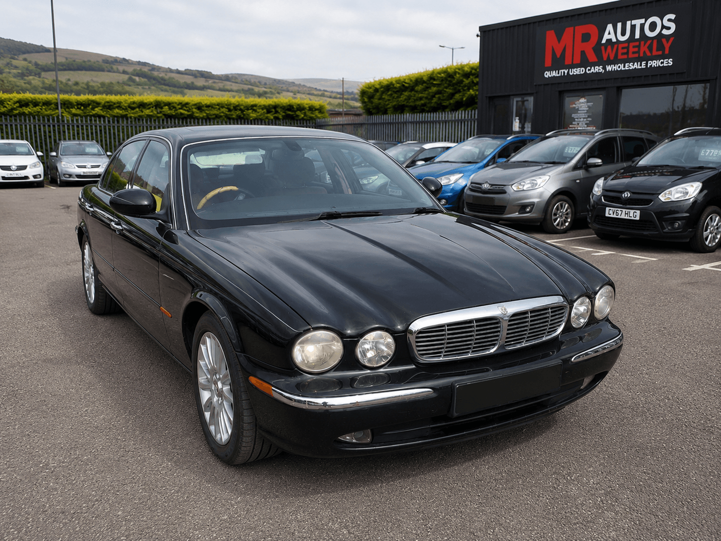 Jaguar XJ - image 1 of 3