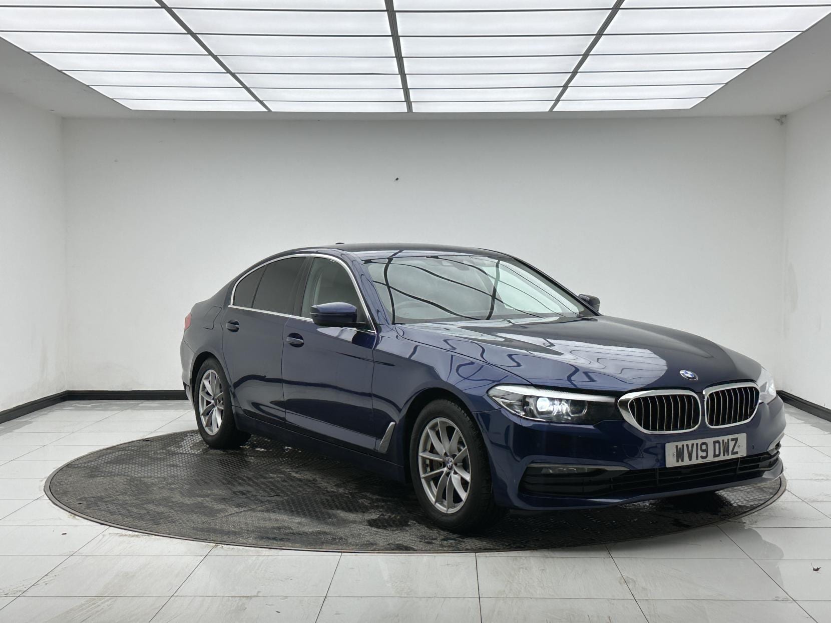 BMW 5 Series - image 1 of 48