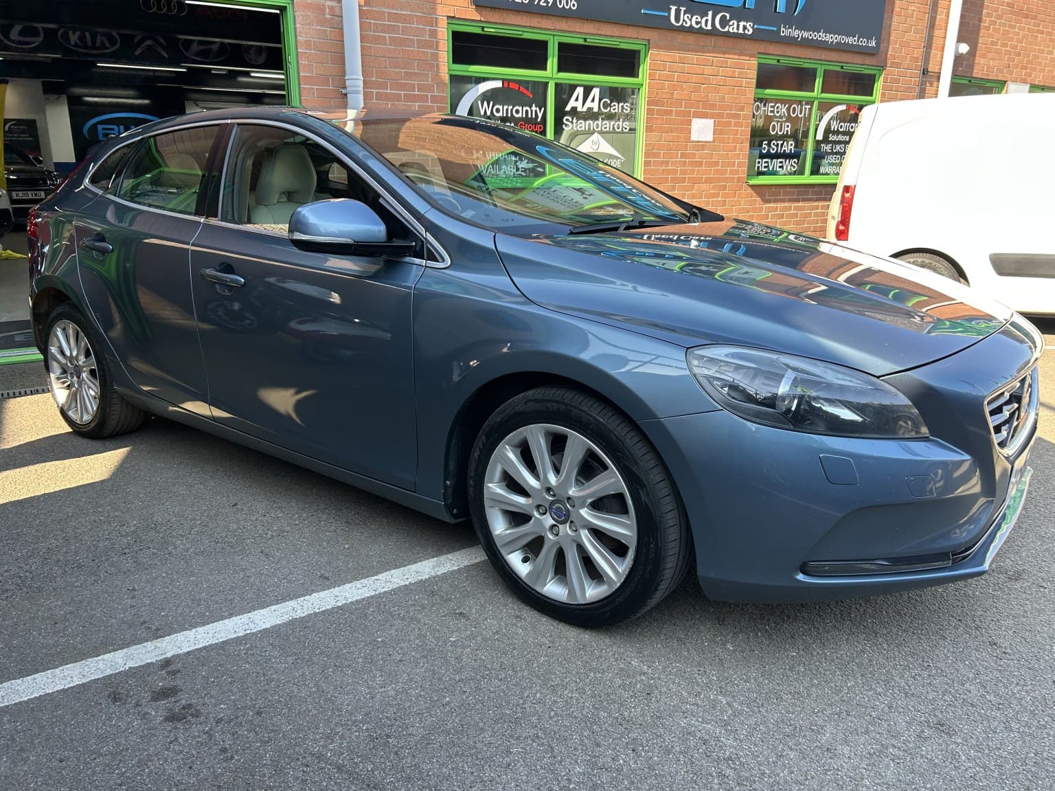 VOLVO V40 - image 1 of 45