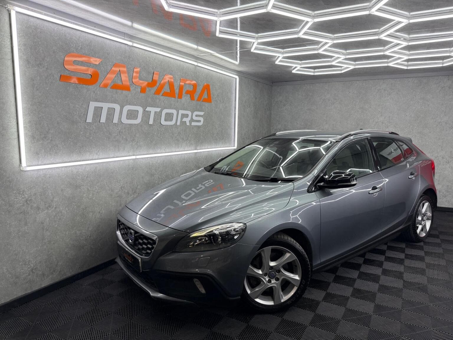Volvo V40 Cross Country - image 1 of 35