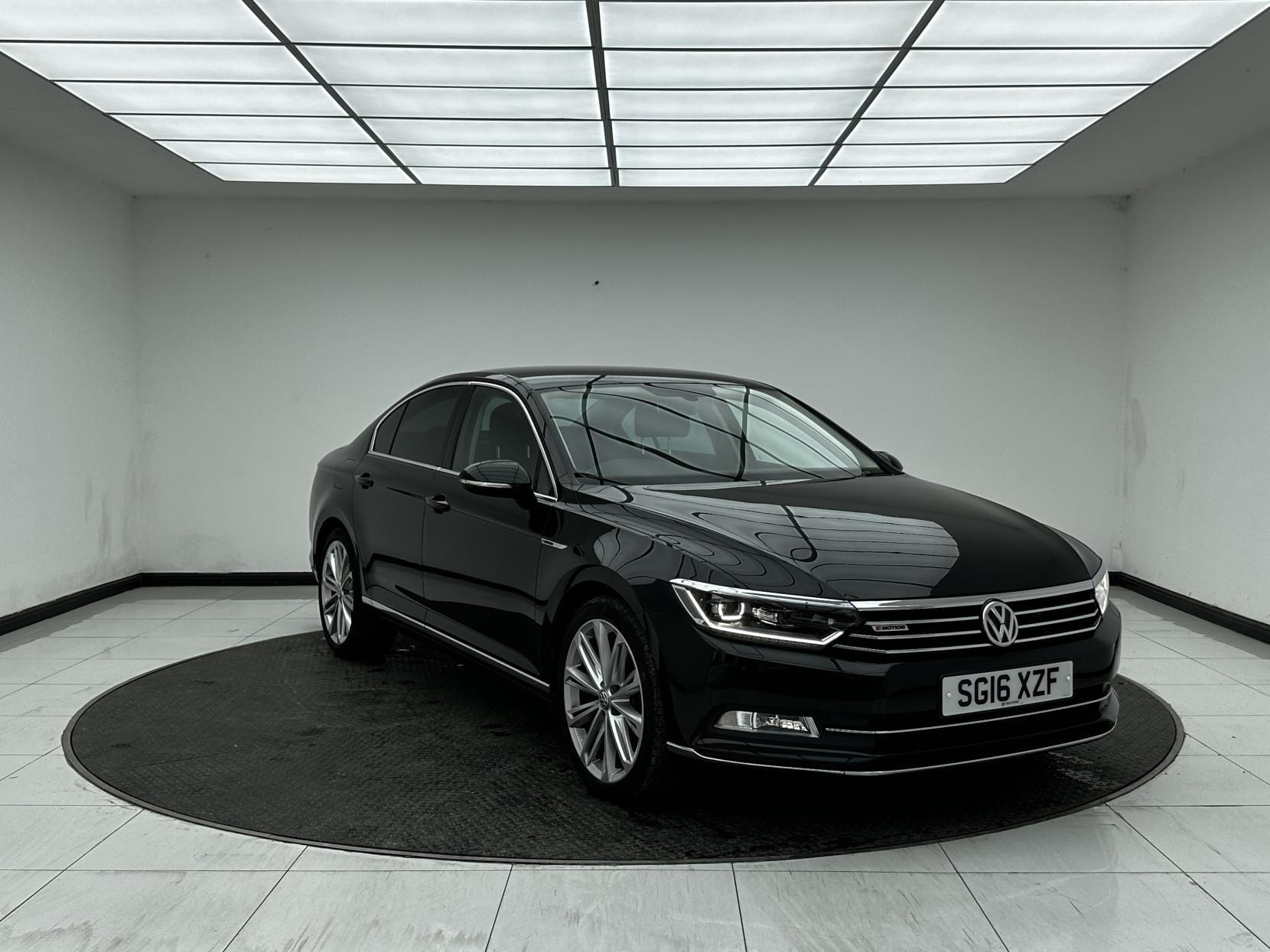 Volkswagen Passat - image 1 of 52